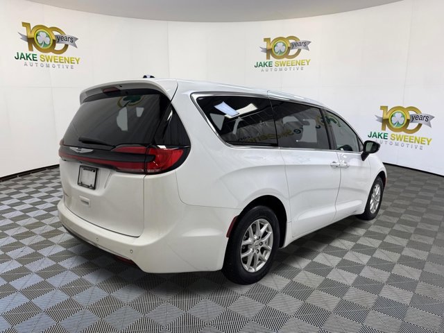 Used 2024 Chrysler Pacifica Touring-L image 10