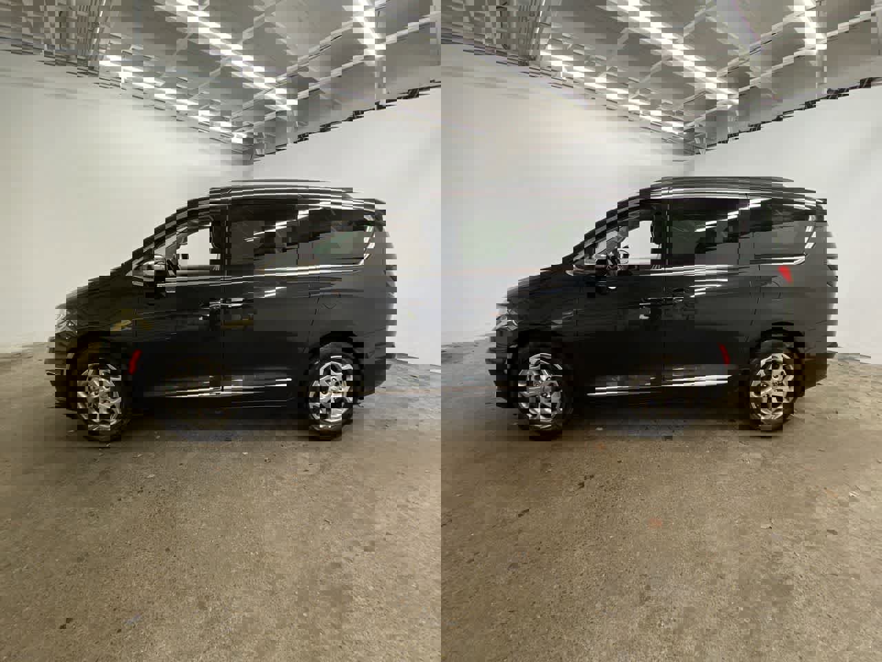 Used 2023 Chrysler Pacifica Limited image 3