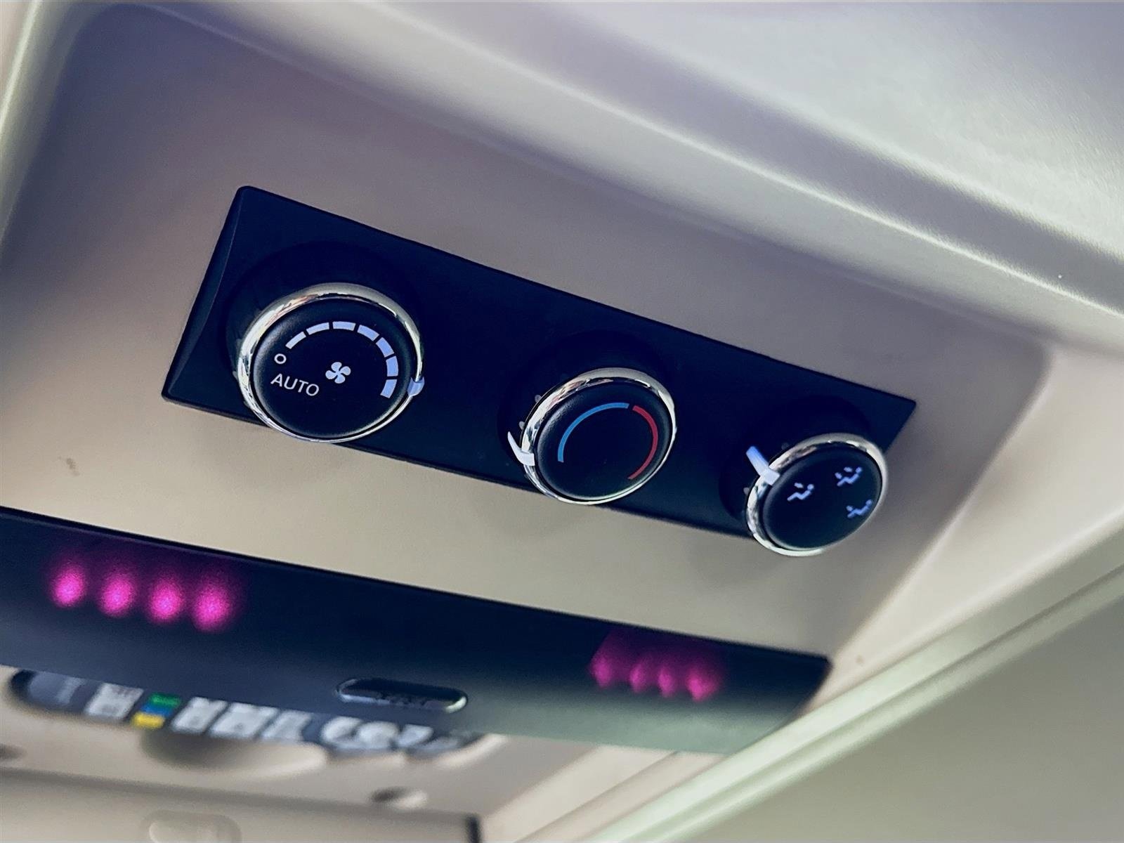 Used 2014 Chrysler Town & Country Touring image 23