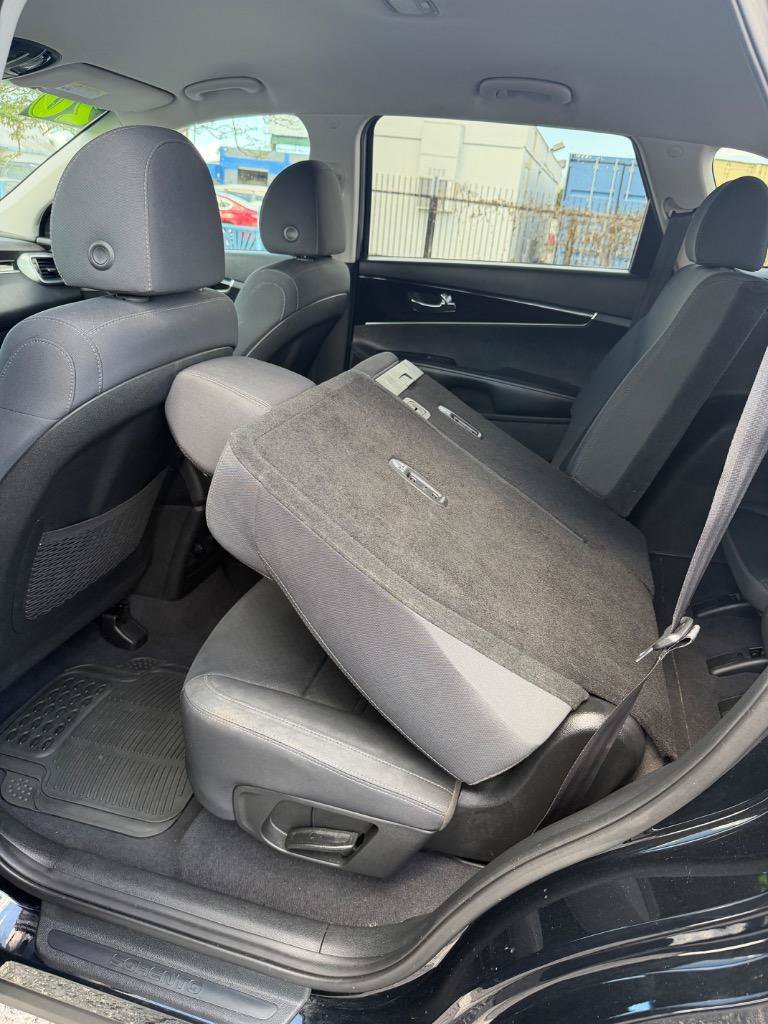 Used 2020 Kia Sorento LX FWD image 20