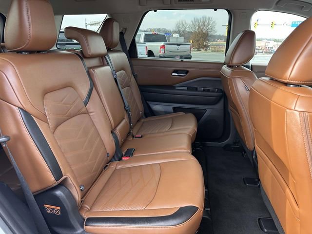 Used 2024 Nissan Pathfinder Platinum w/ Black Appearance Package image 10