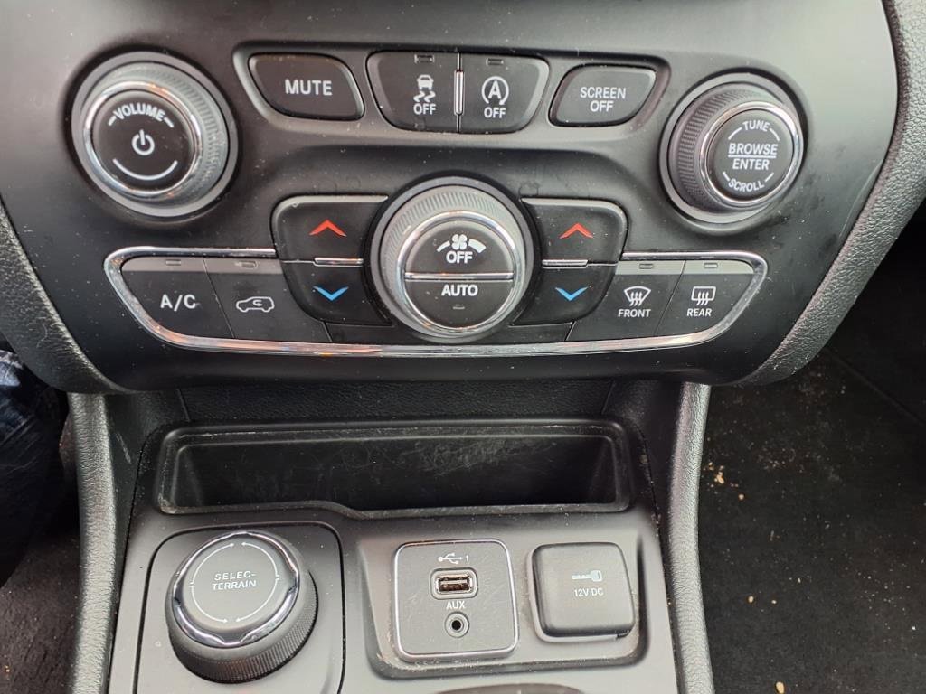 Used 2023 Jeep Cherokee Altitude Lux image 14