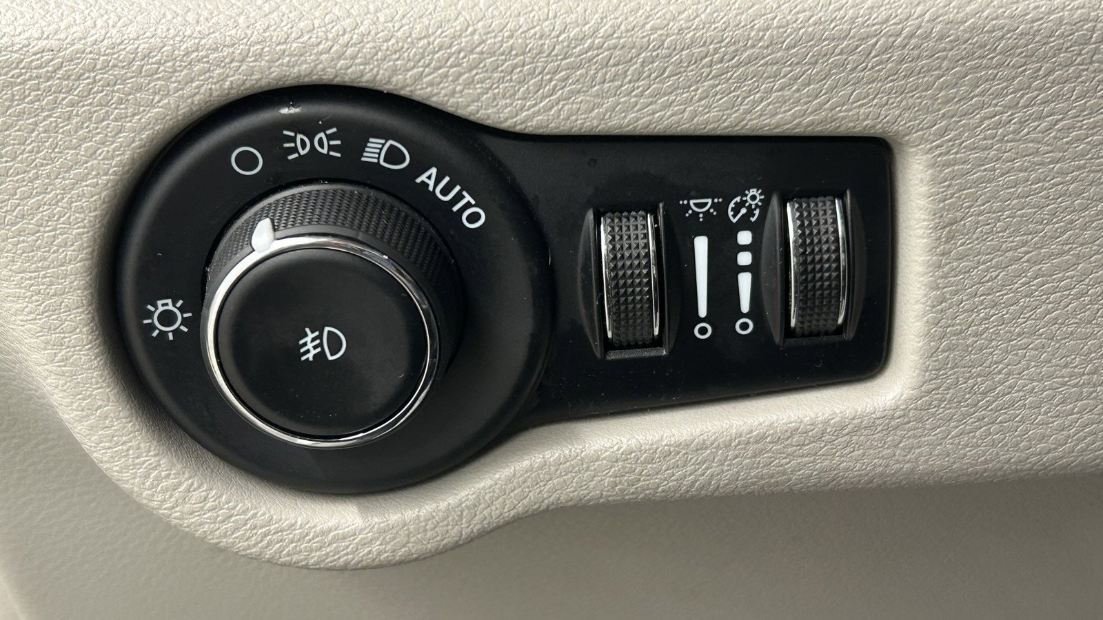 Used 2023 Chrysler Pacifica Touring-L image 22