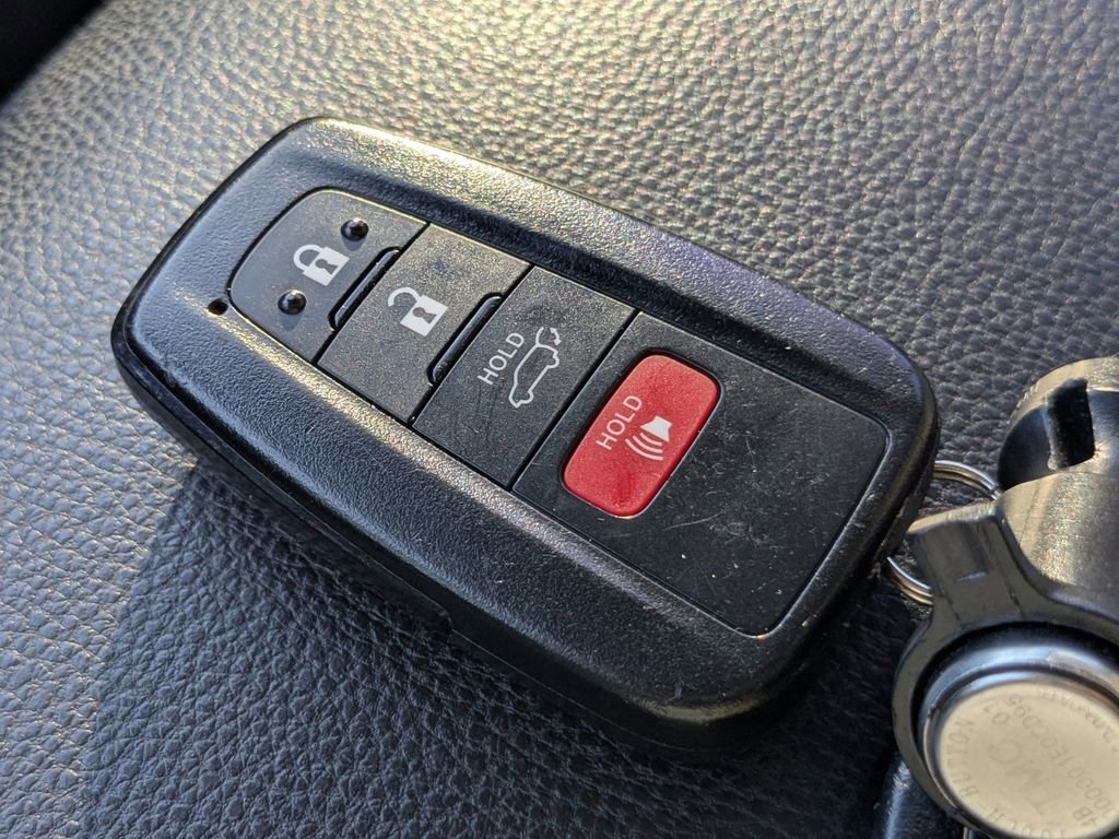 Used 2022 Toyota RAV4 XLE image 31