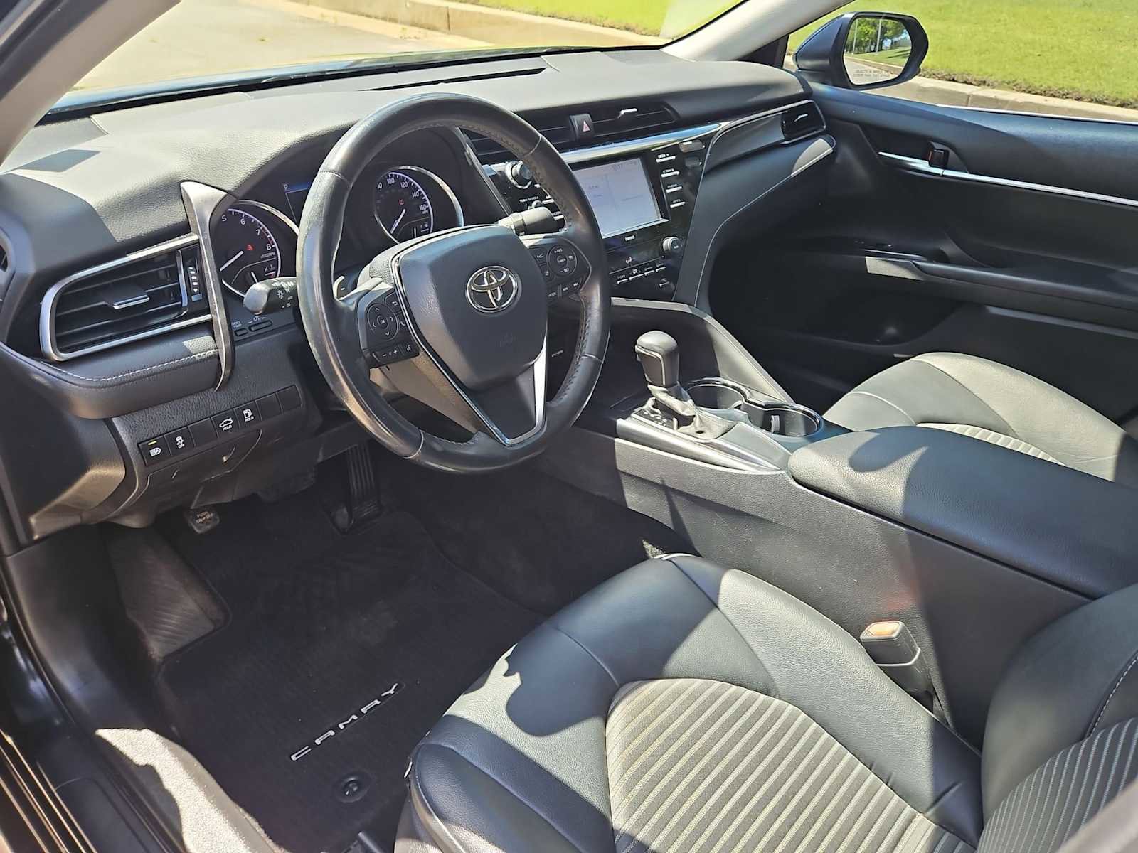 Used 2020 Toyota Camry SE FWD image 10