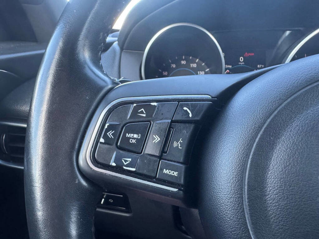 Used 2018 Jaguar F-PACE Premium image 20