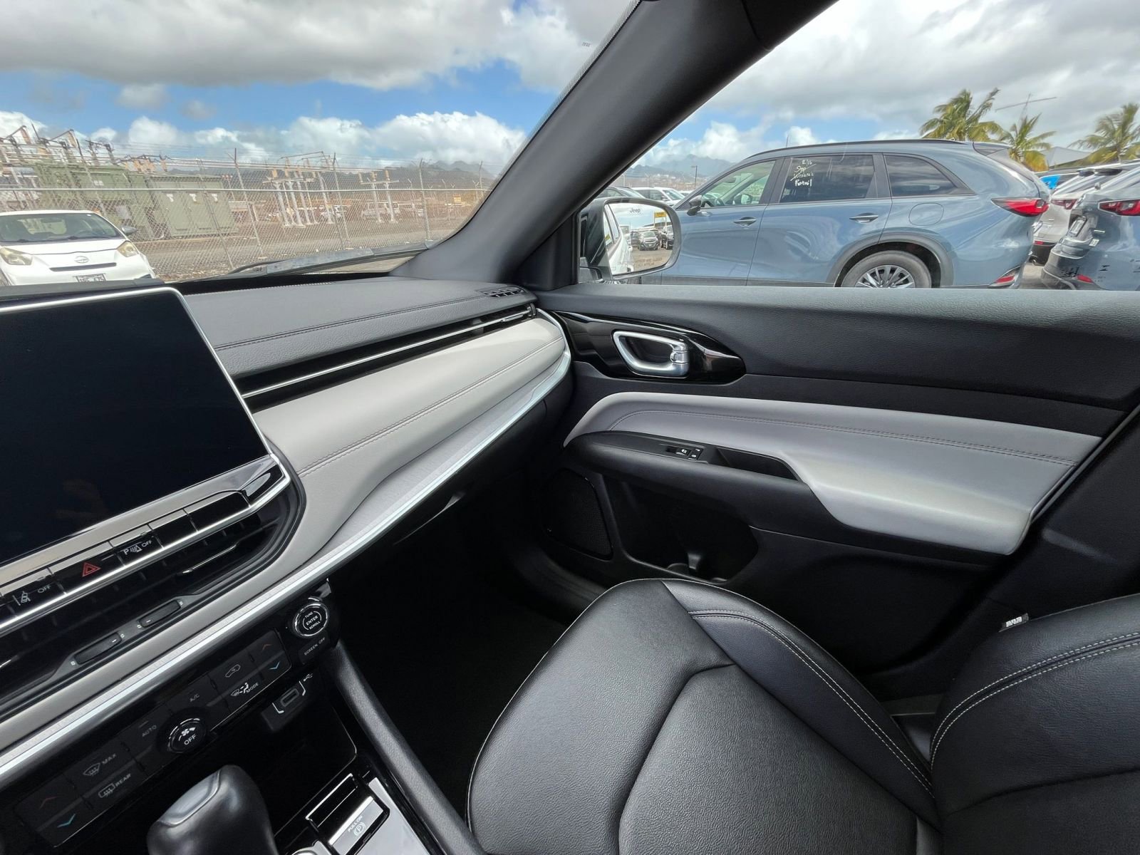 Used 2025 Jeep Compass Limited image 36