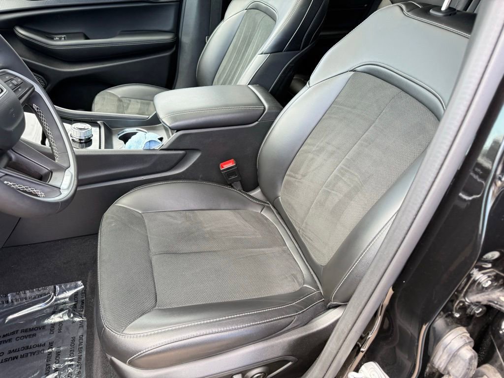 Used 2025 Jeep Grand Cherokee Altitude image 16