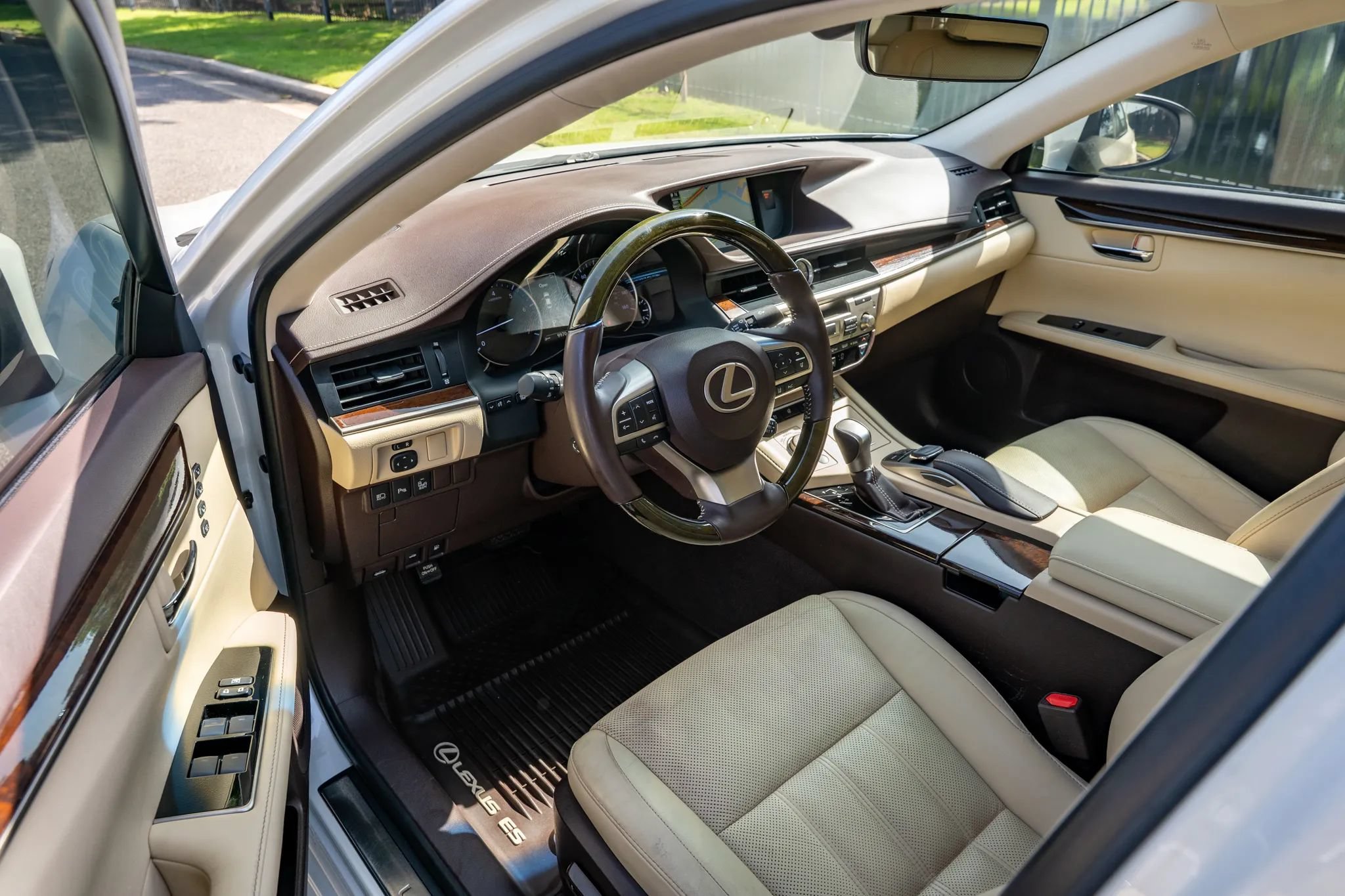 Used 2017 Lexus ES 350 w/ Luxury Package FWD image 10