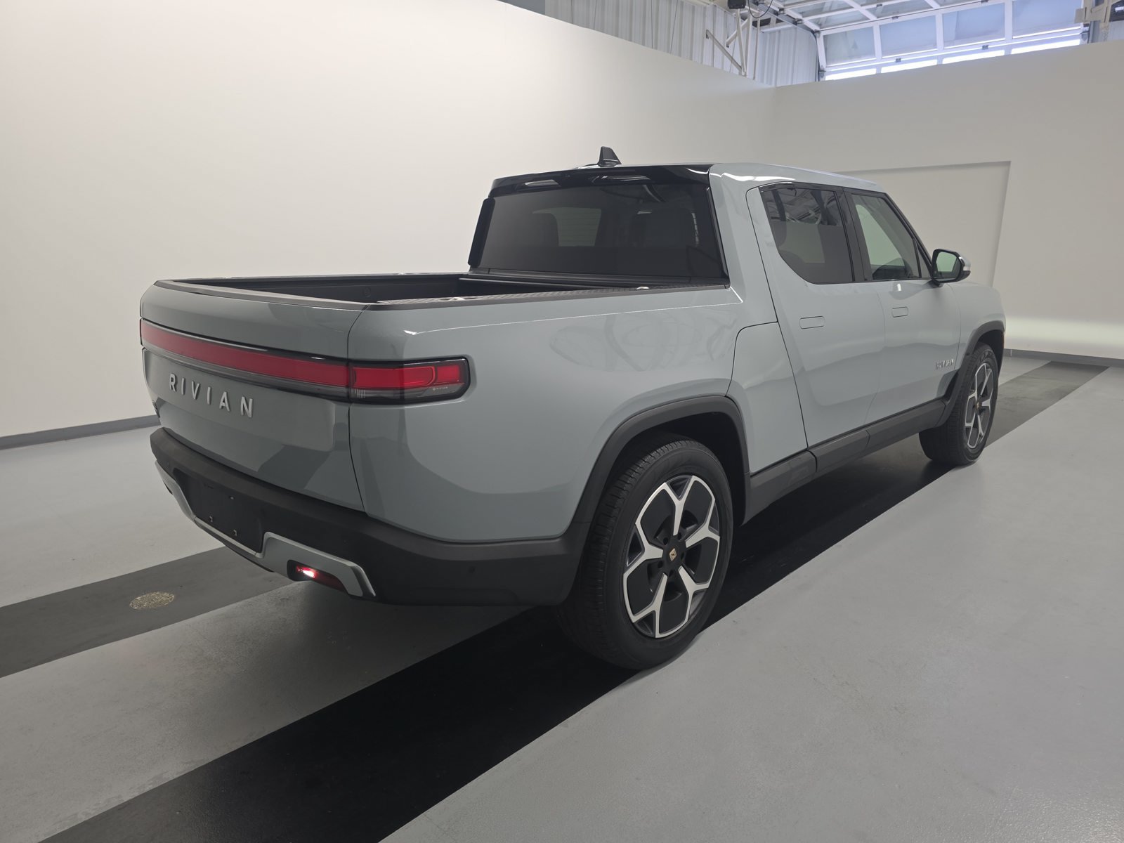 Used 2024 Rivian R1T Adventure Dual AWD/4WD image 5