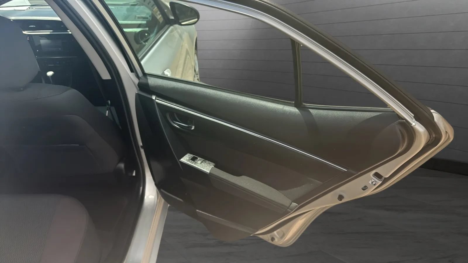Used 2019 Toyota Corolla LE FWD image 42