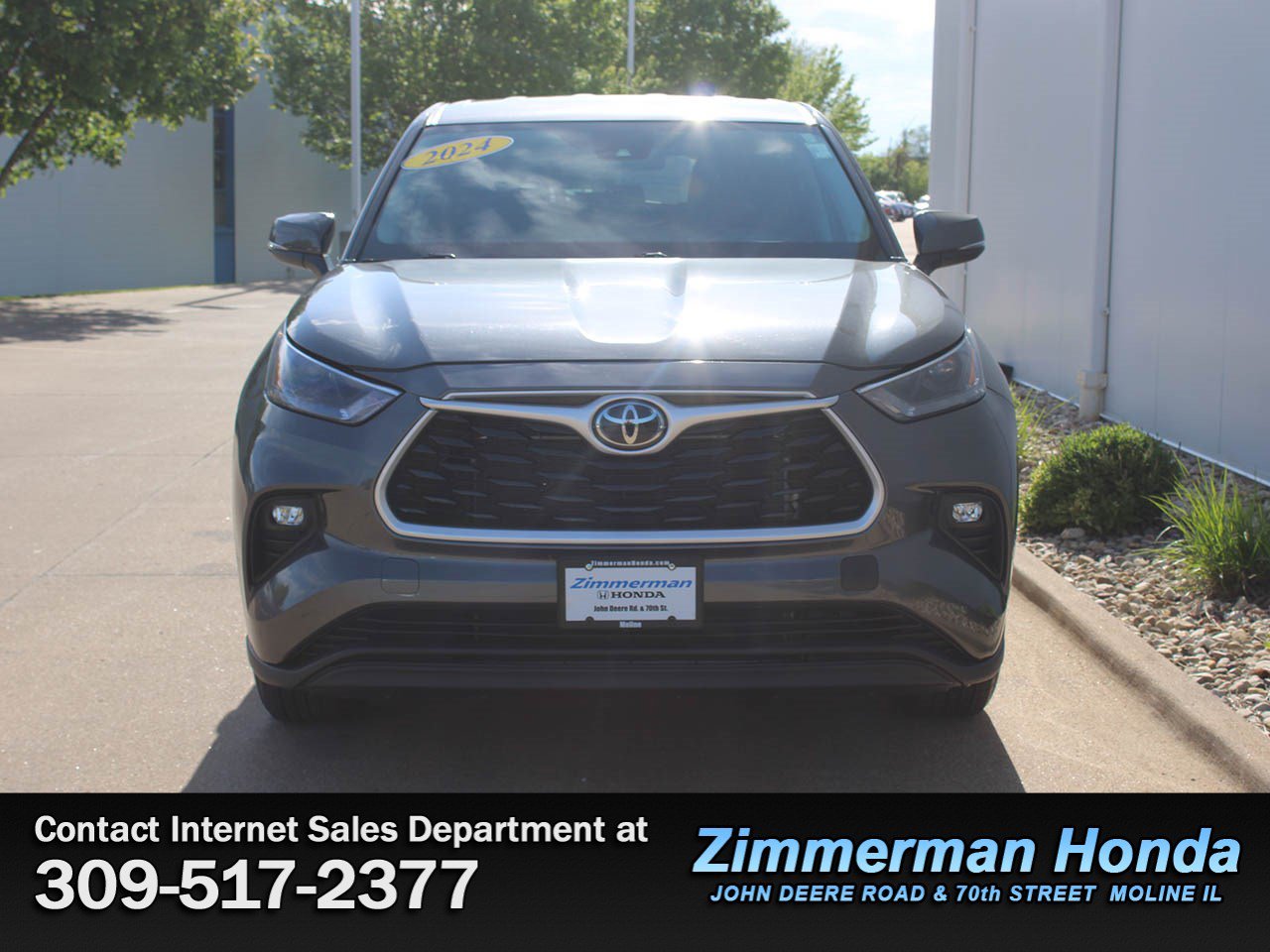 Used 2024 Toyota Highlander LE AWD/4WD image 4
