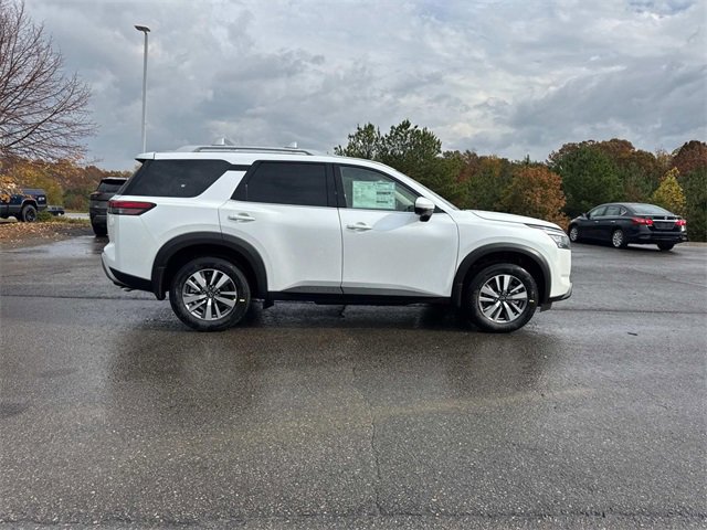 New 2025 Nissan Pathfinder SL image 3