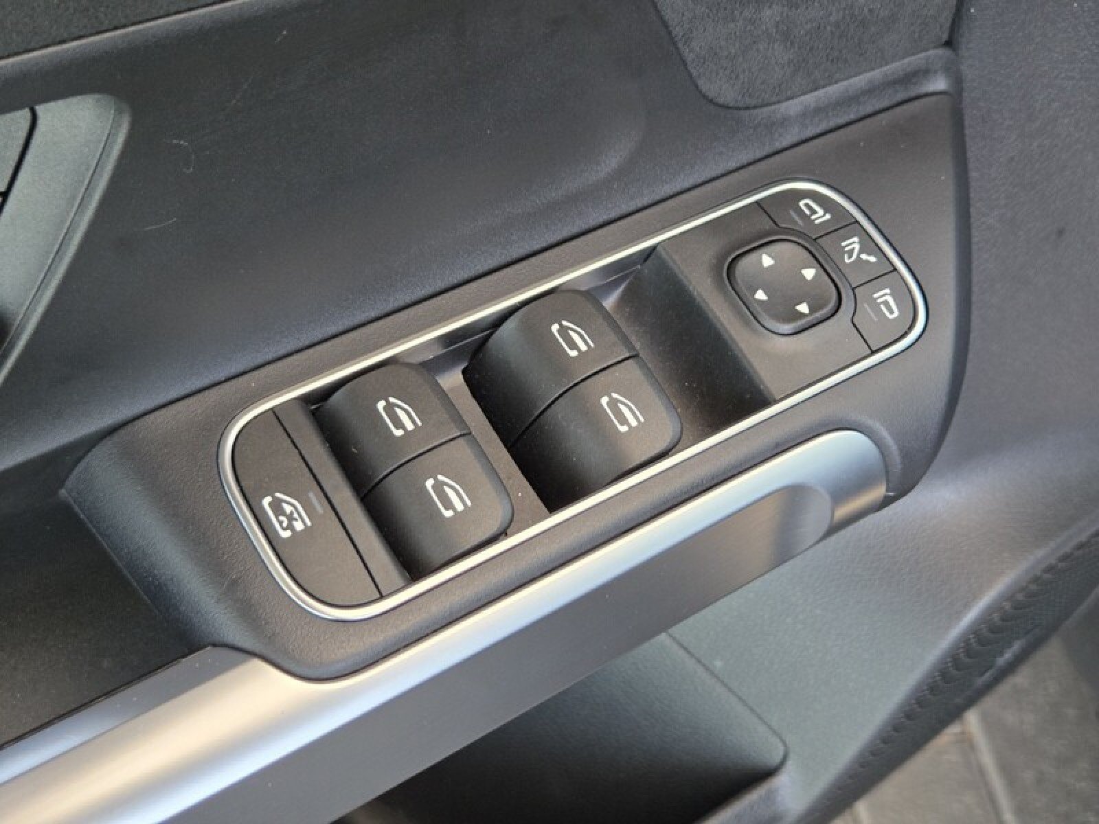 Certified 2023 Mercedes-Benz EQB 300 4MATIC image 24