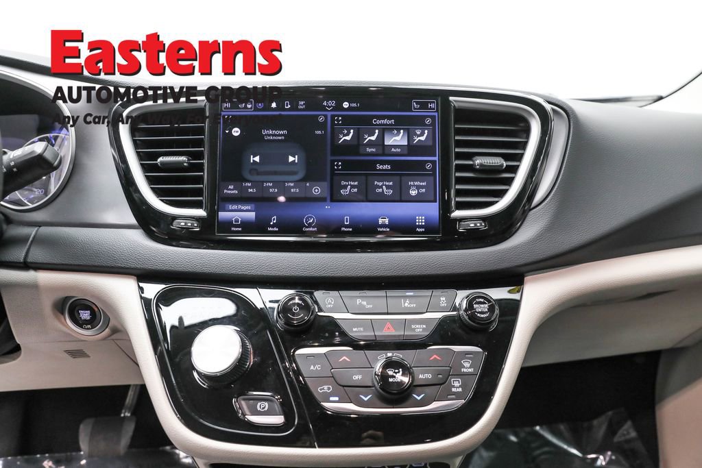 Used 2023 Chrysler Pacifica Touring-L FWD image 12