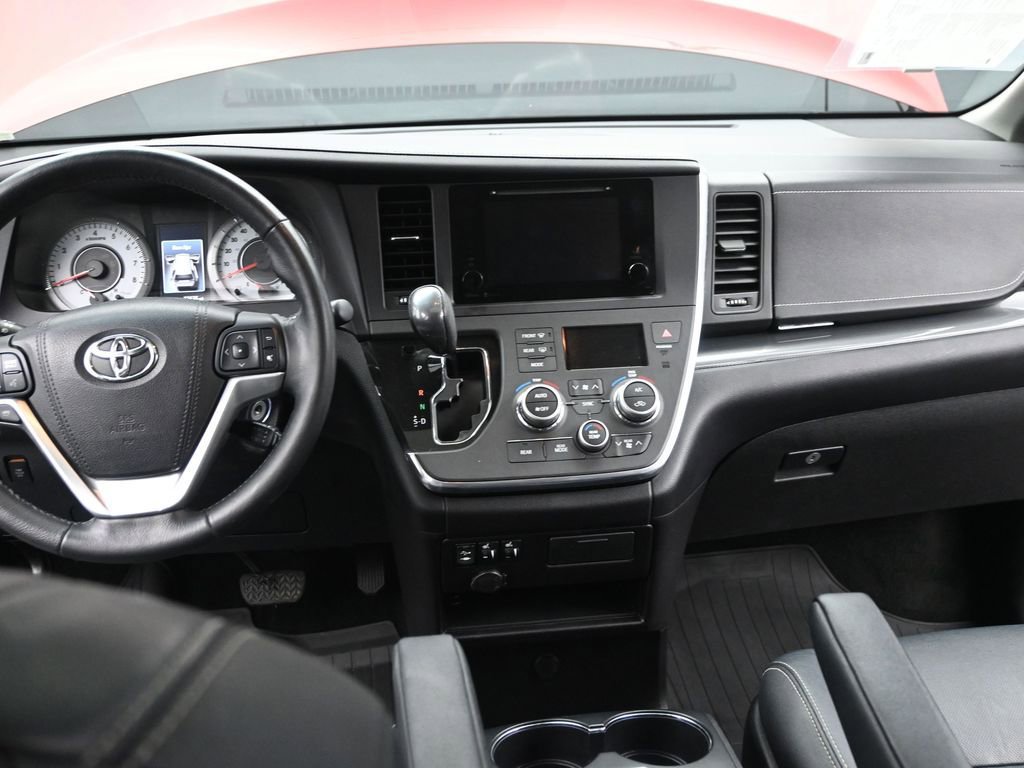 Used 2015 Toyota Sienna SE image 27