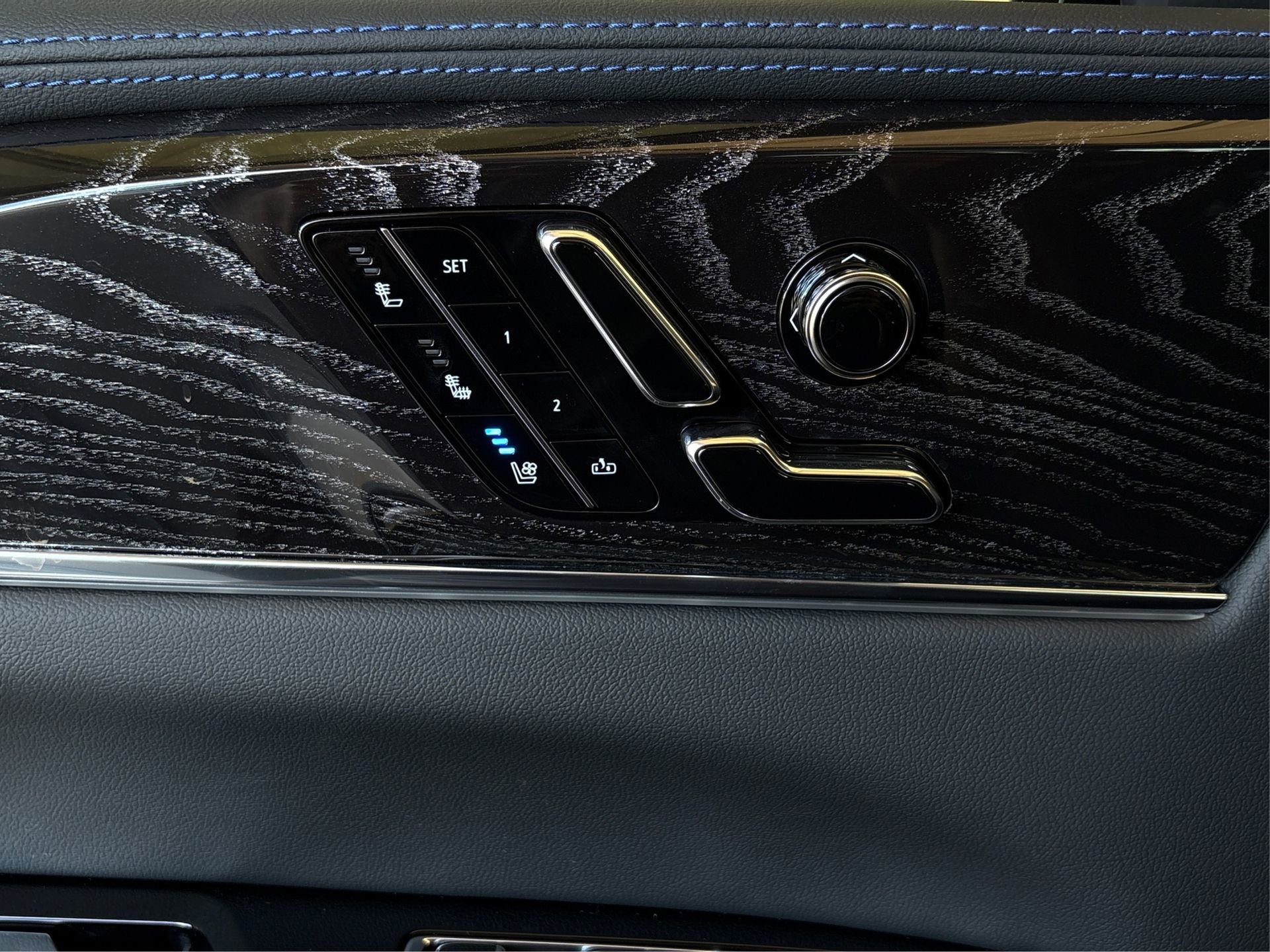 New 2026 Cadillac Escalade IQ Sport 1 w/ LPO, ONYX Package AWD/4WD image 29