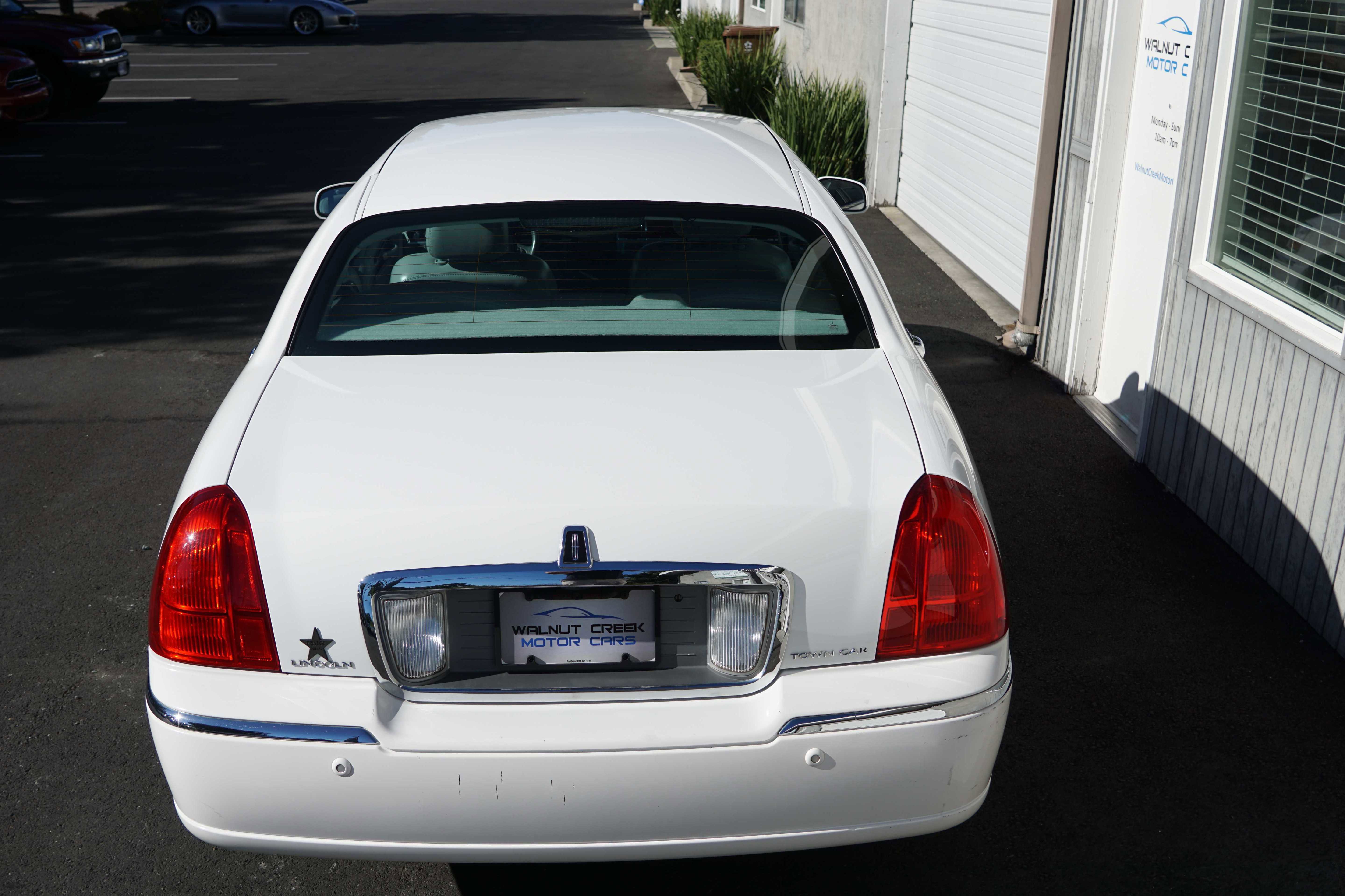 Used 2004 Lincoln Town Car Signature image 12