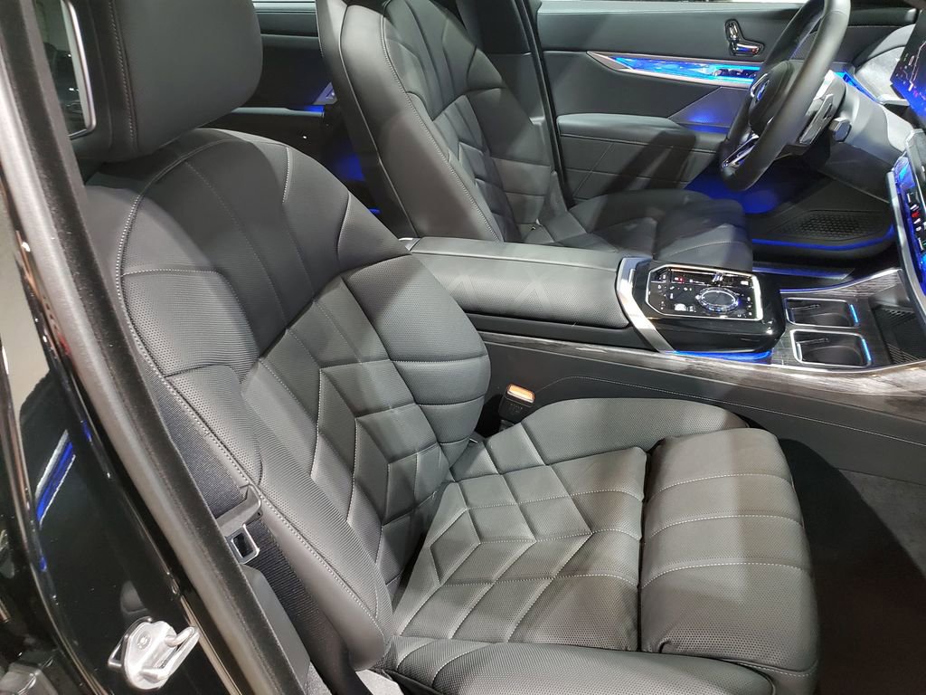 Used 2025 BMW 760i xDrive w/ Executive Package AWD/4WD image 20