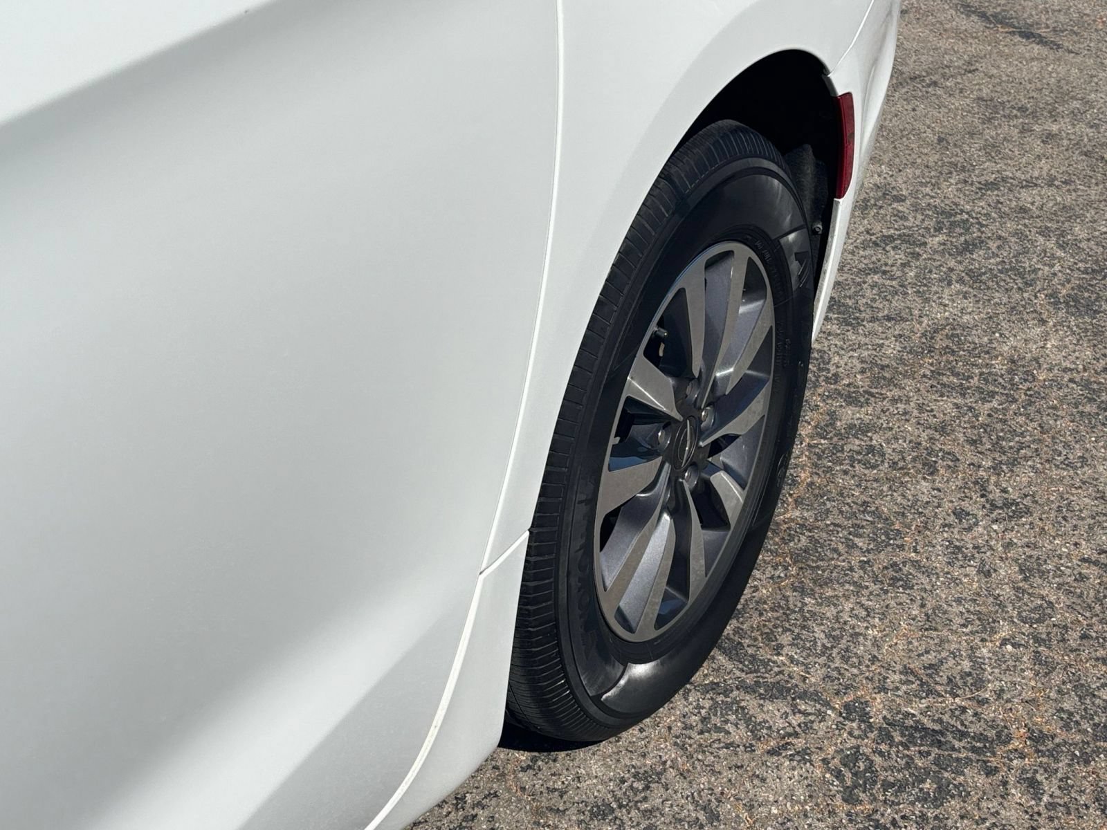 Used 2023 Chrysler Pacifica Touring-L FWD image 32