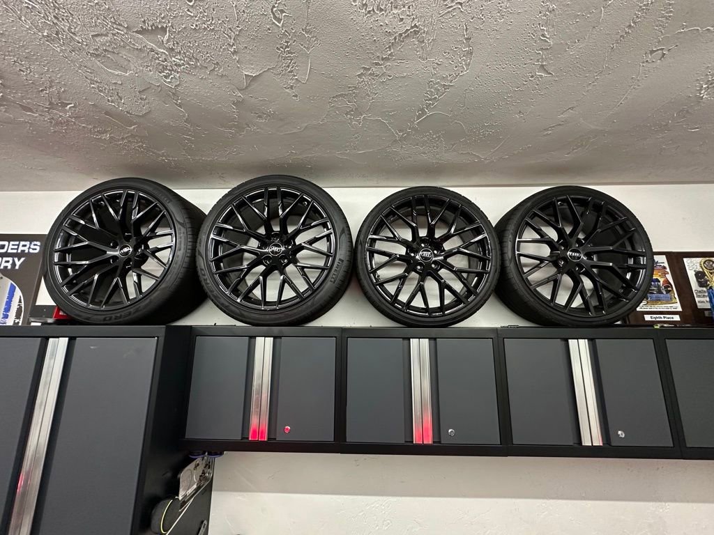 Used 2018 Audi R8 V10 w/ Premium Package image 25