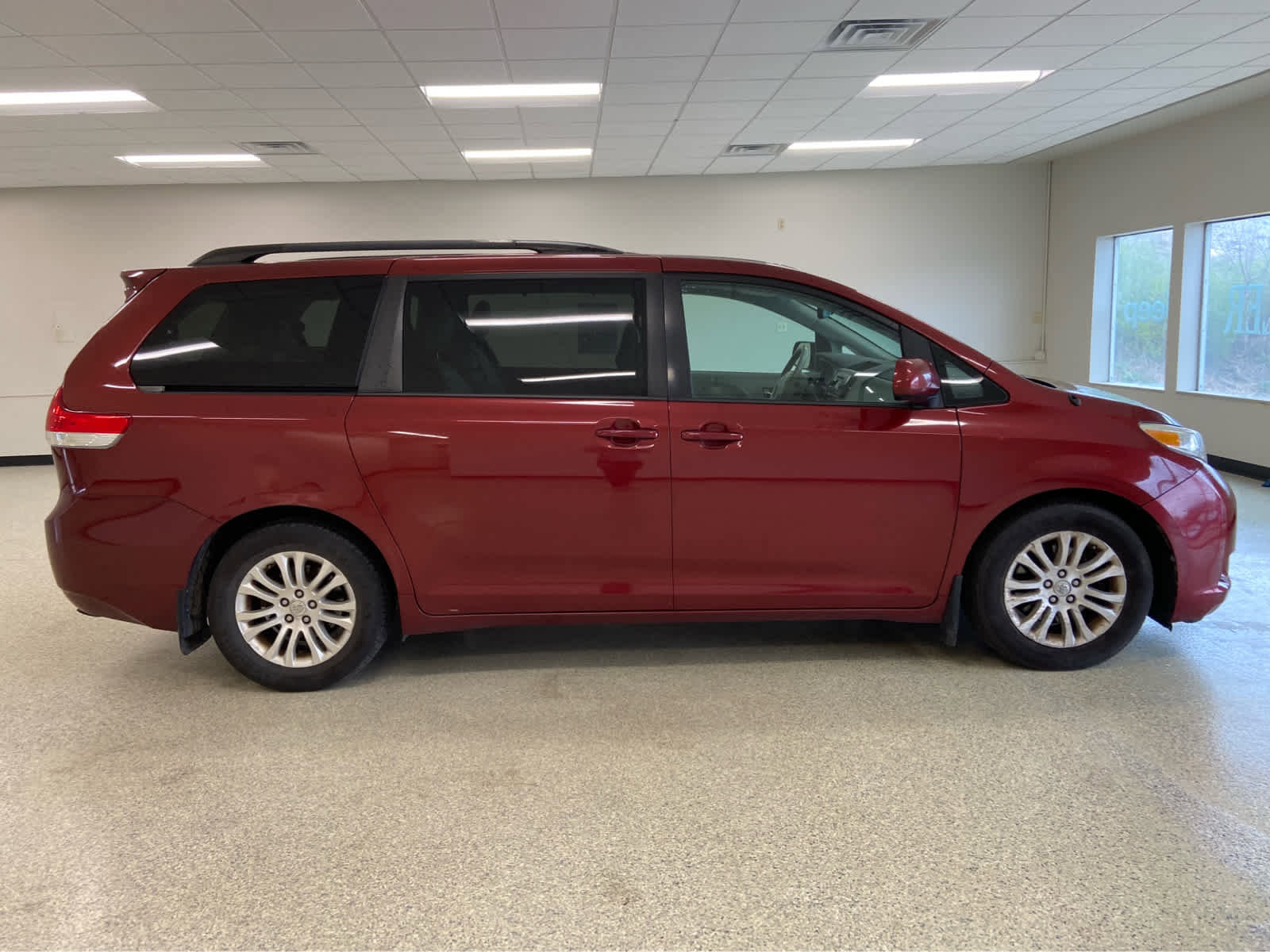 Used 2013 Toyota Sienna XLE FWD image 4