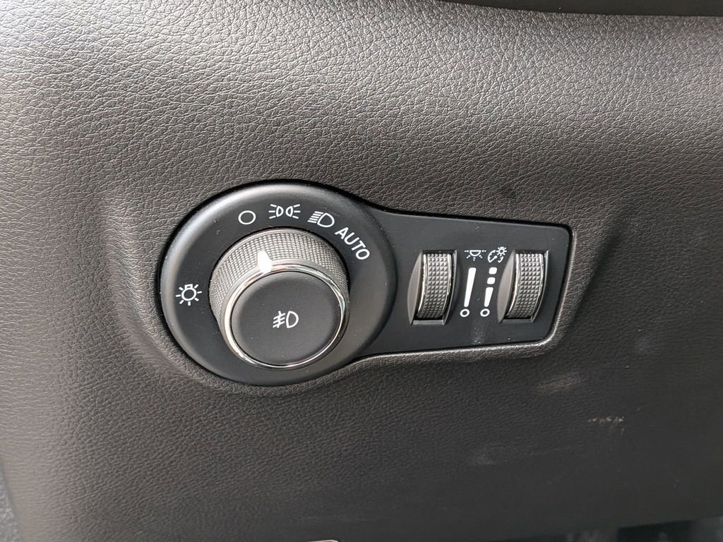 Used 2025 Jeep Compass Limited w/ Sun & Sound Group AWD/4WD image 15