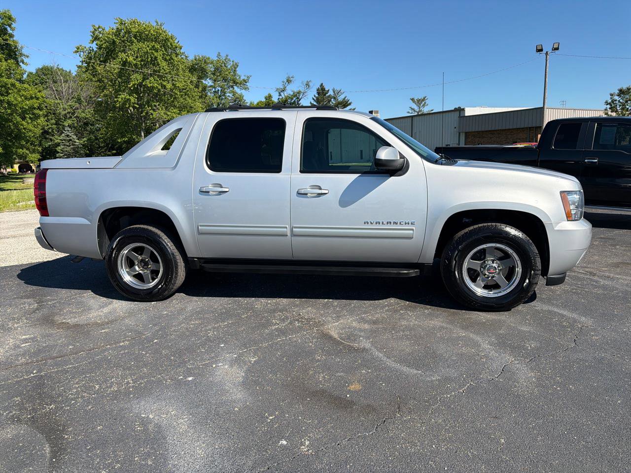 Used 2011 Chevrolet Avalanche LS w/ Convenience Package AWD/4WD image 7