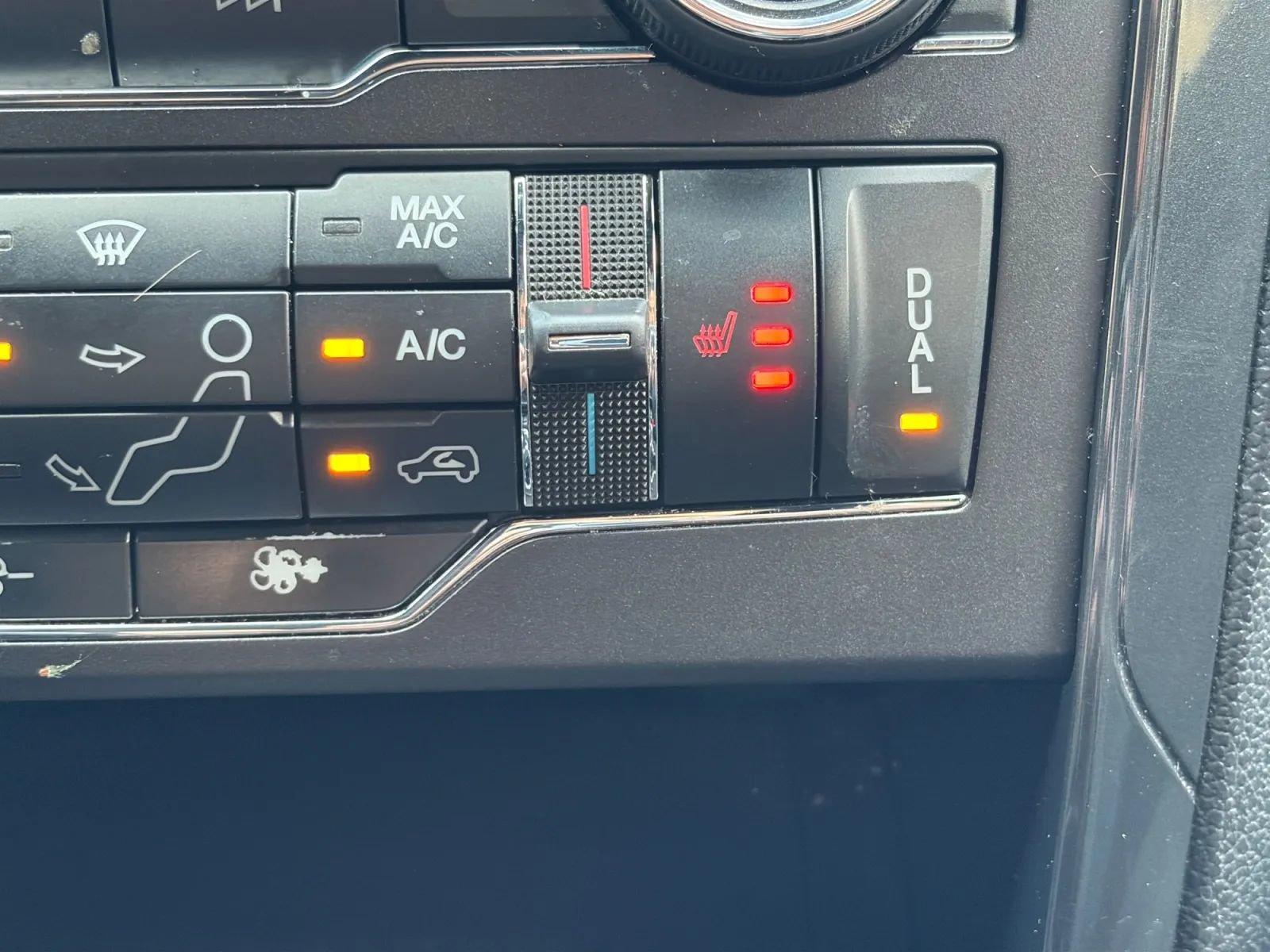 Used 2019 Ford Explorer XLT w/ Equipment Group 201A AWD/4WD image 27