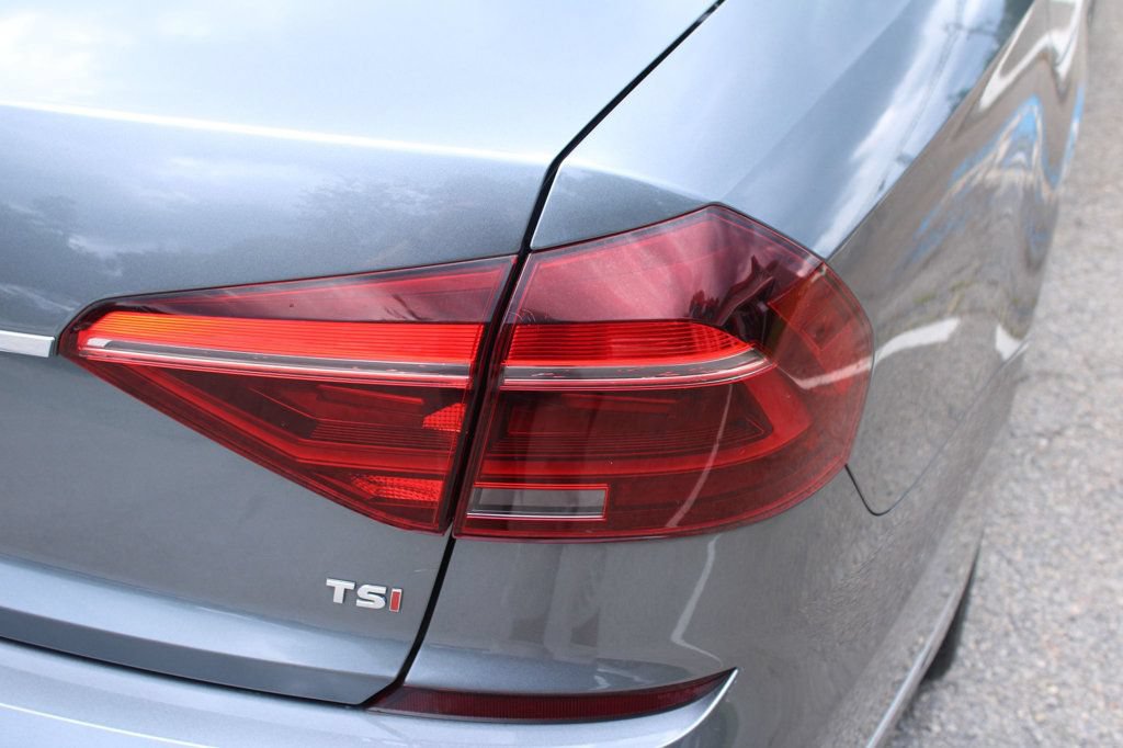 Used 2017 Volkswagen Passat 1.8T SE FWD image 10