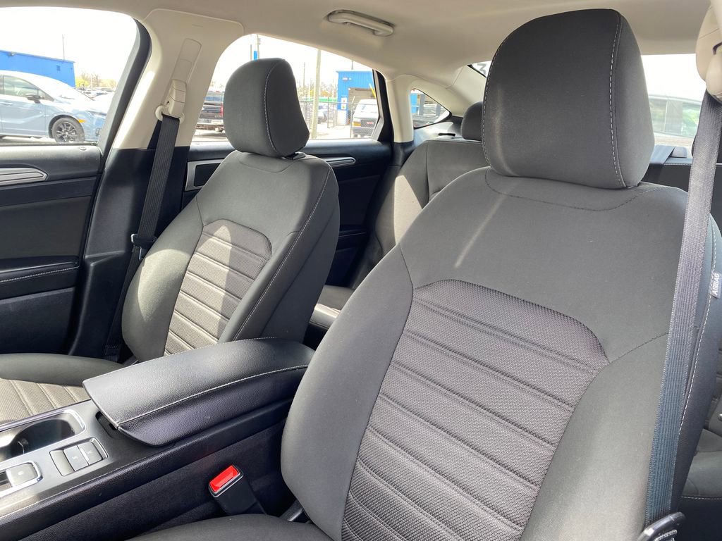 Used 2020 Ford Fusion SE FWD image 9