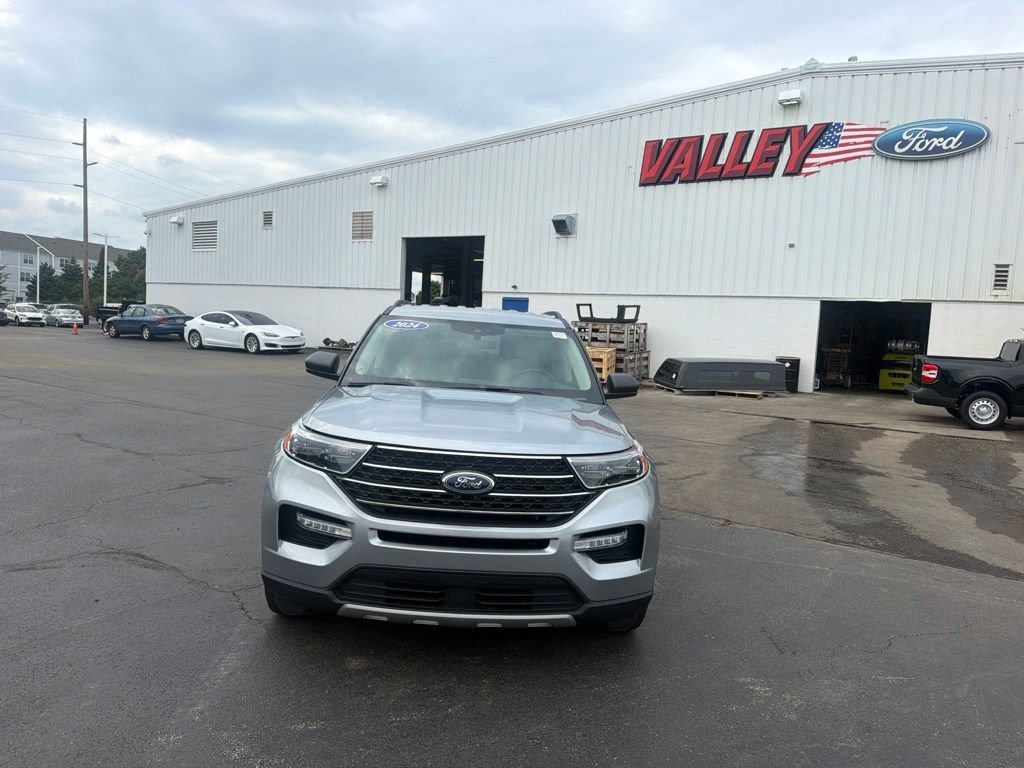 Used 2024 Ford Explorer XLT w/ Equipment Group 202A AWD/4WD image 2