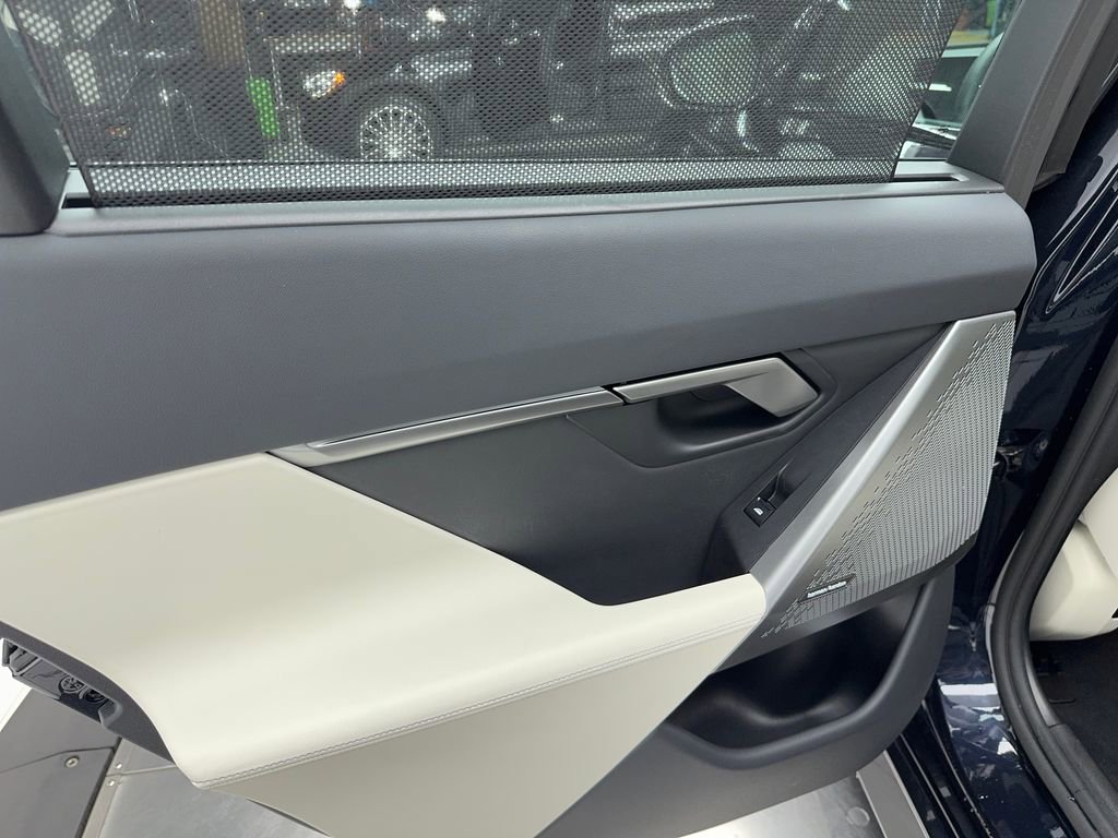 Used 2025 BMW i5 eDrive40i w/ Executive Package image 46