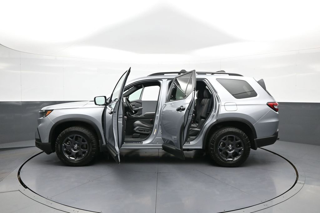 Used 2025 Honda Pilot TrailSport image 45