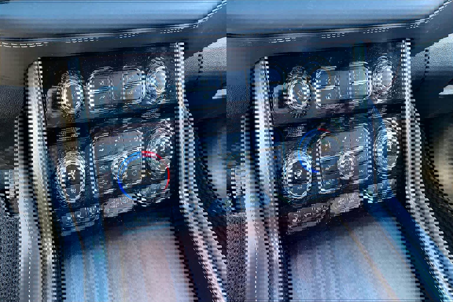 Used 2023 GMC Yukon Denali Ultimate image 32