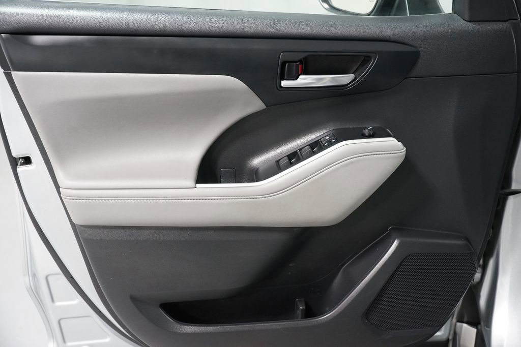 Used 2022 Toyota Highlander XLE image 29