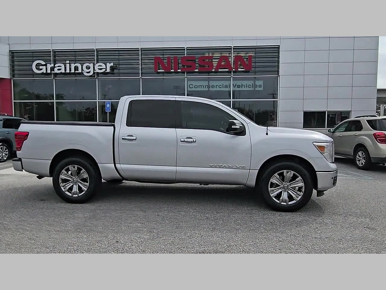 Used 2018 Nissan Titan SV w/ SV Convenience Package RWD image 36