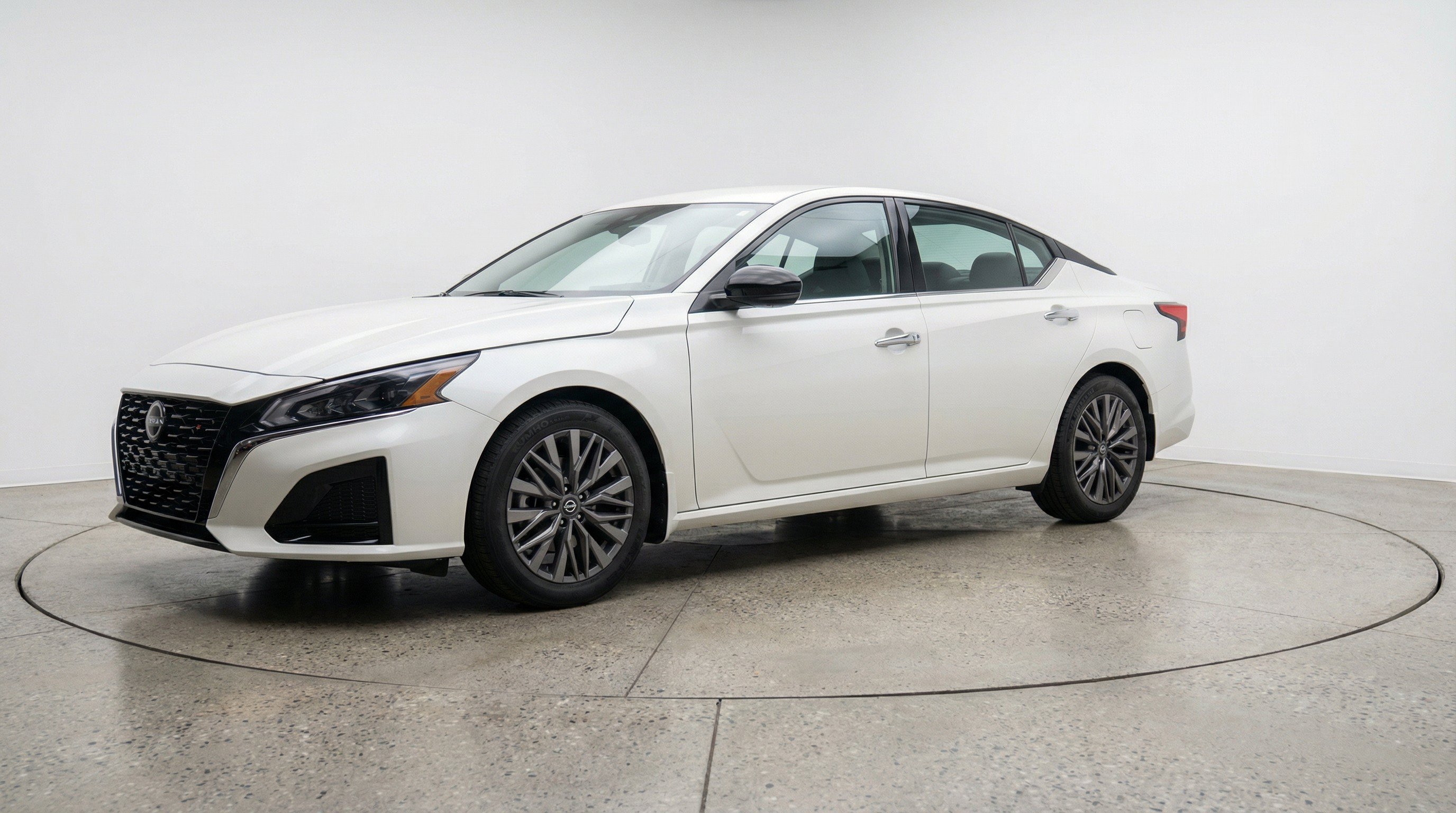 Used 2025 Nissan Altima 2.5 SV FWD image 3
