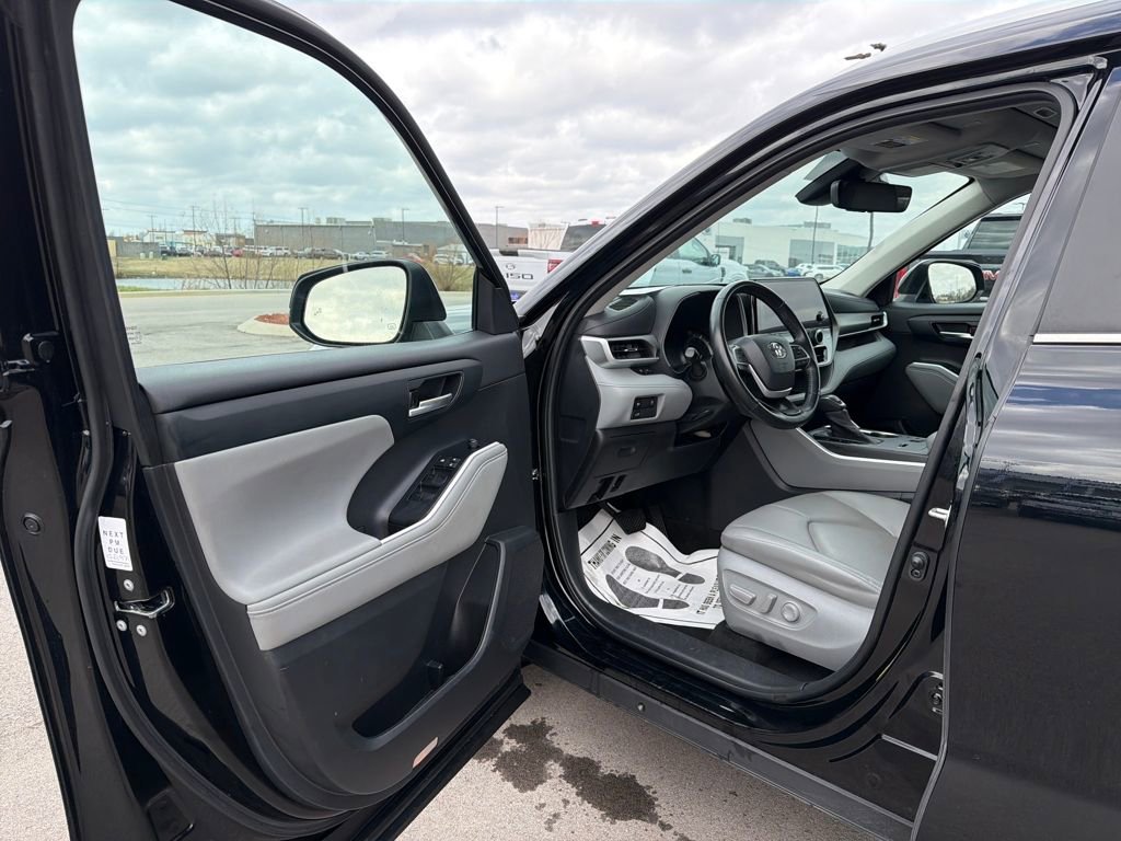 Used 2023 Toyota Highlander XLE FWD image 25