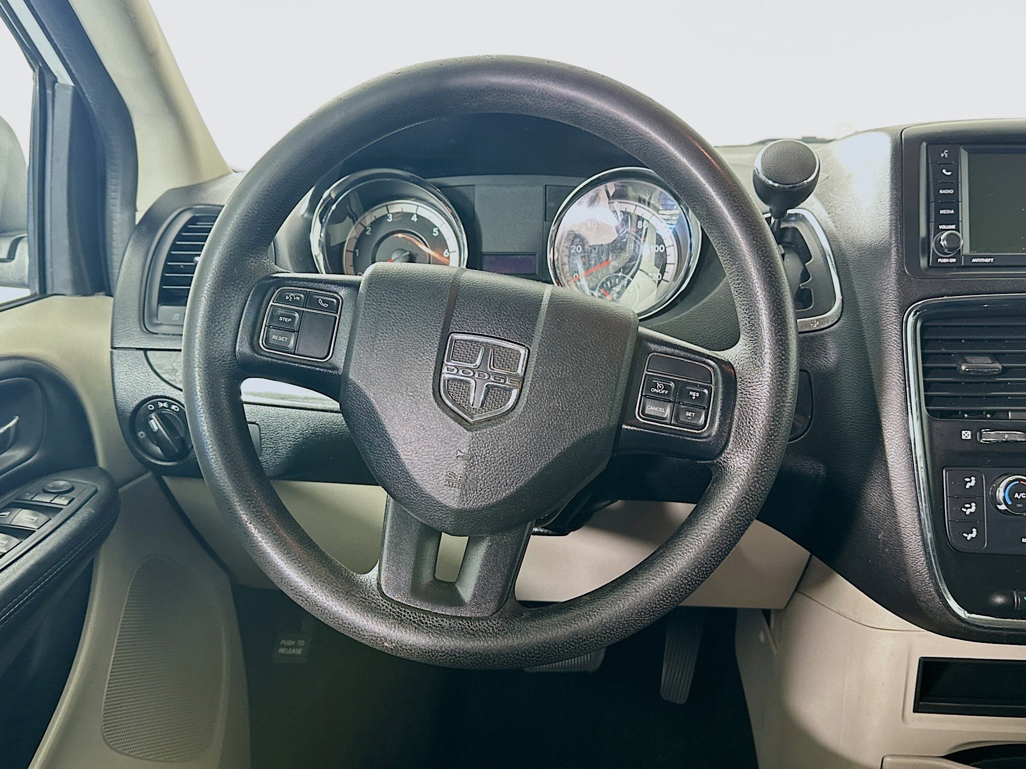 Used 2019 Dodge Grand Caravan SE w/ UConnect Hands-Free Group image 17