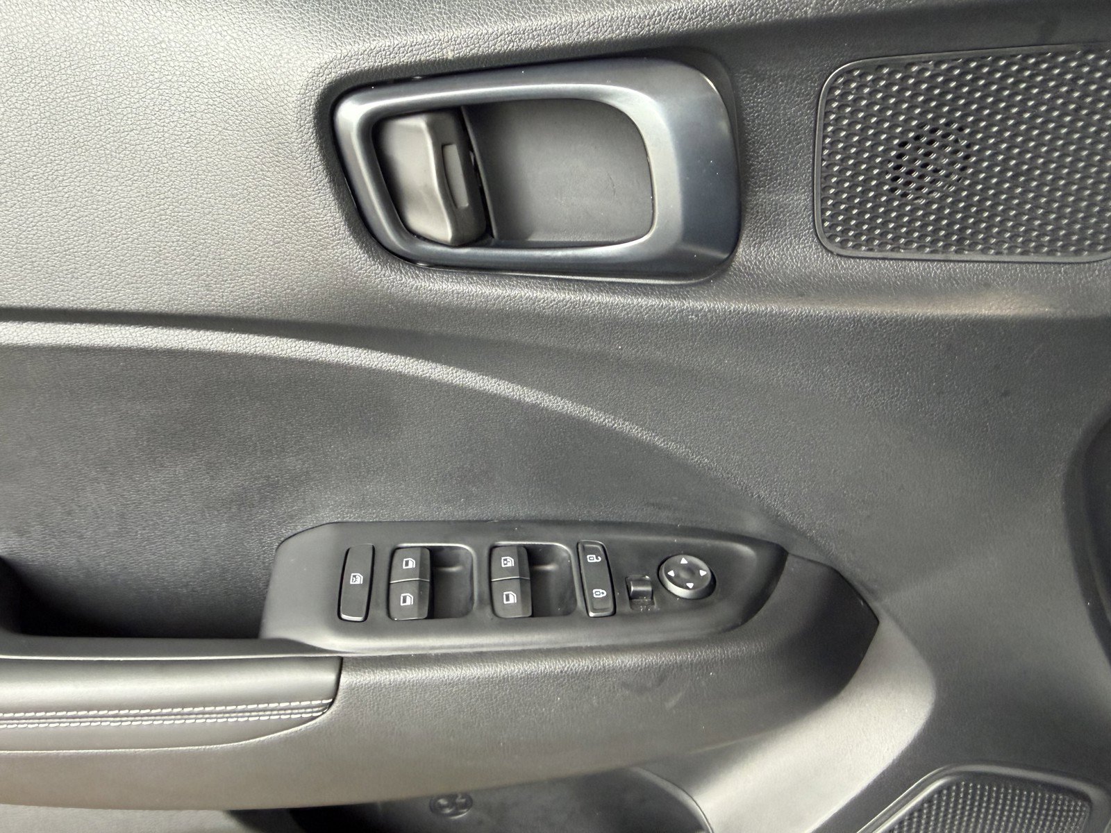 Used 2025 Hyundai Venue Limited FWD image 23