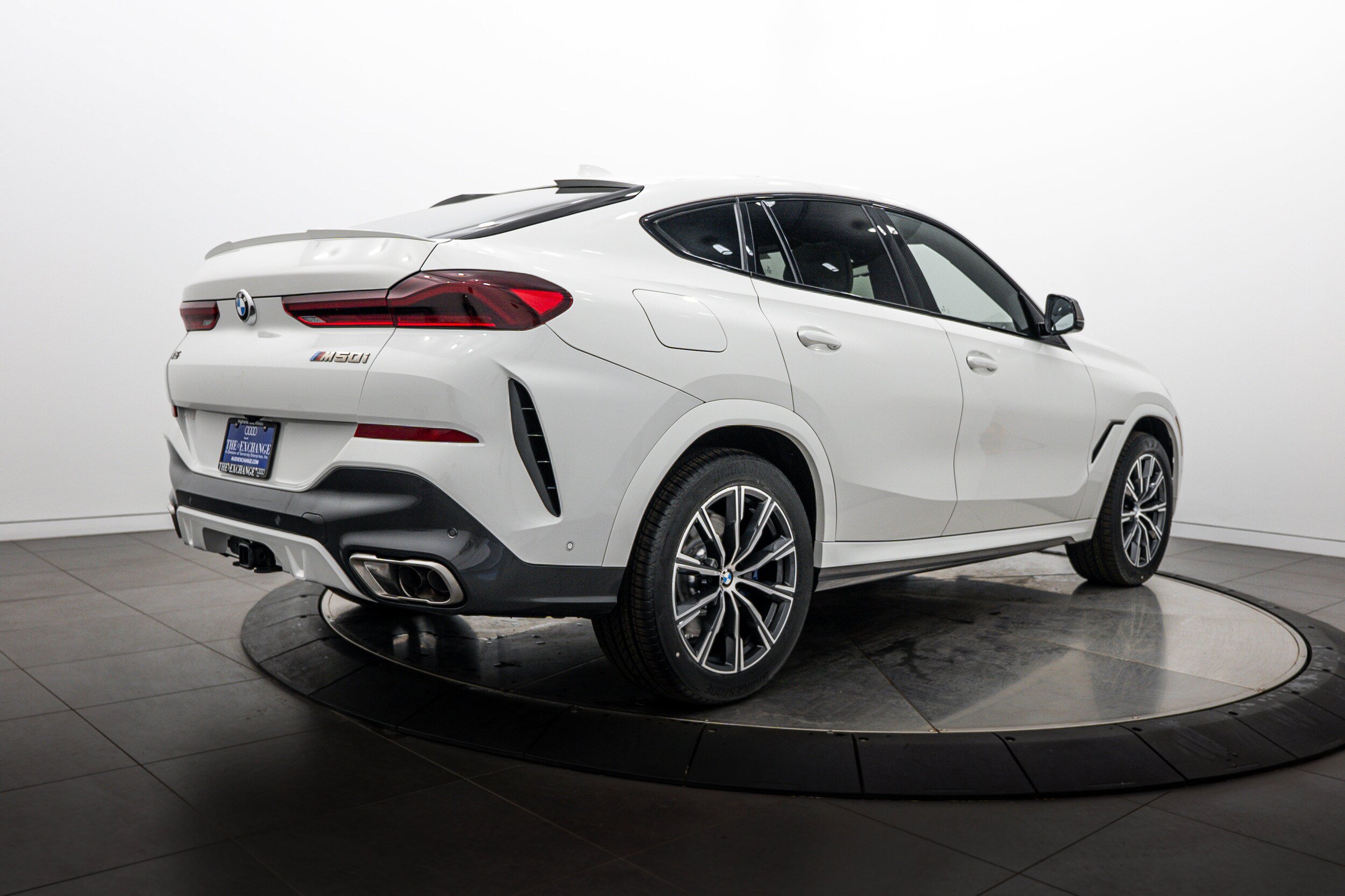 Used 2020 BMW X6 M50i w/ Luxury Seating Package AWD/4WD image 4