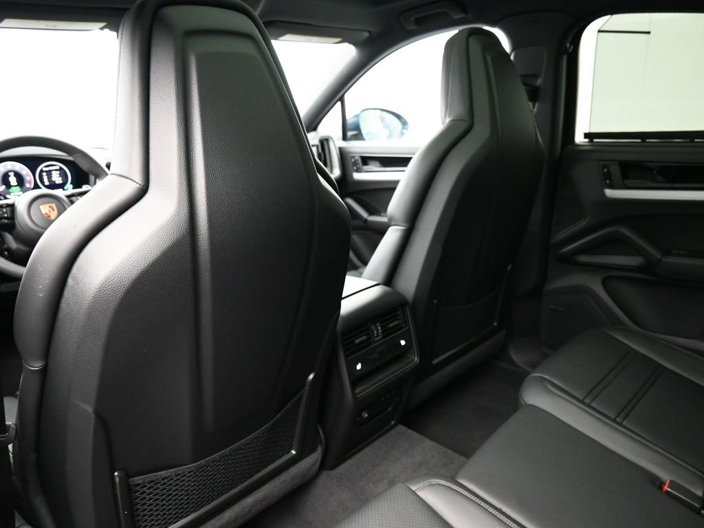 Used 2025 Porsche Cayenne image 11