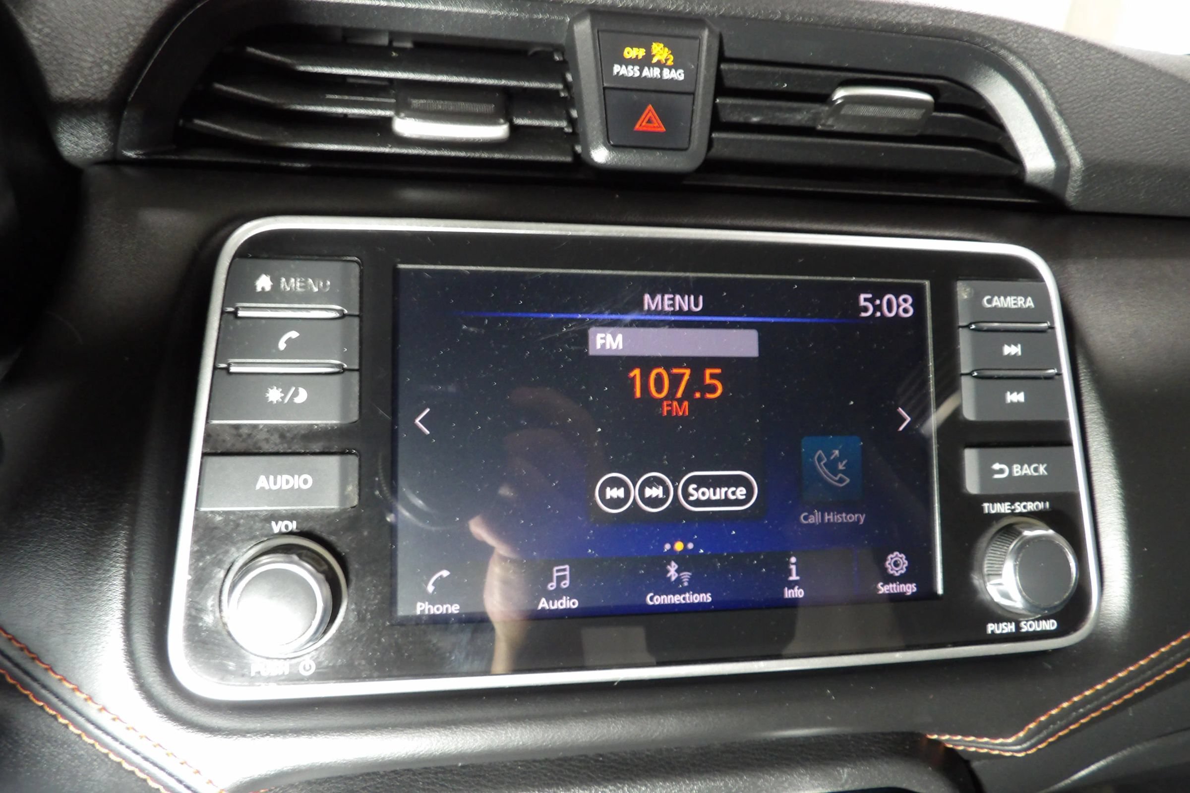 Used 2022 Nissan Versa SR FWD image 16
