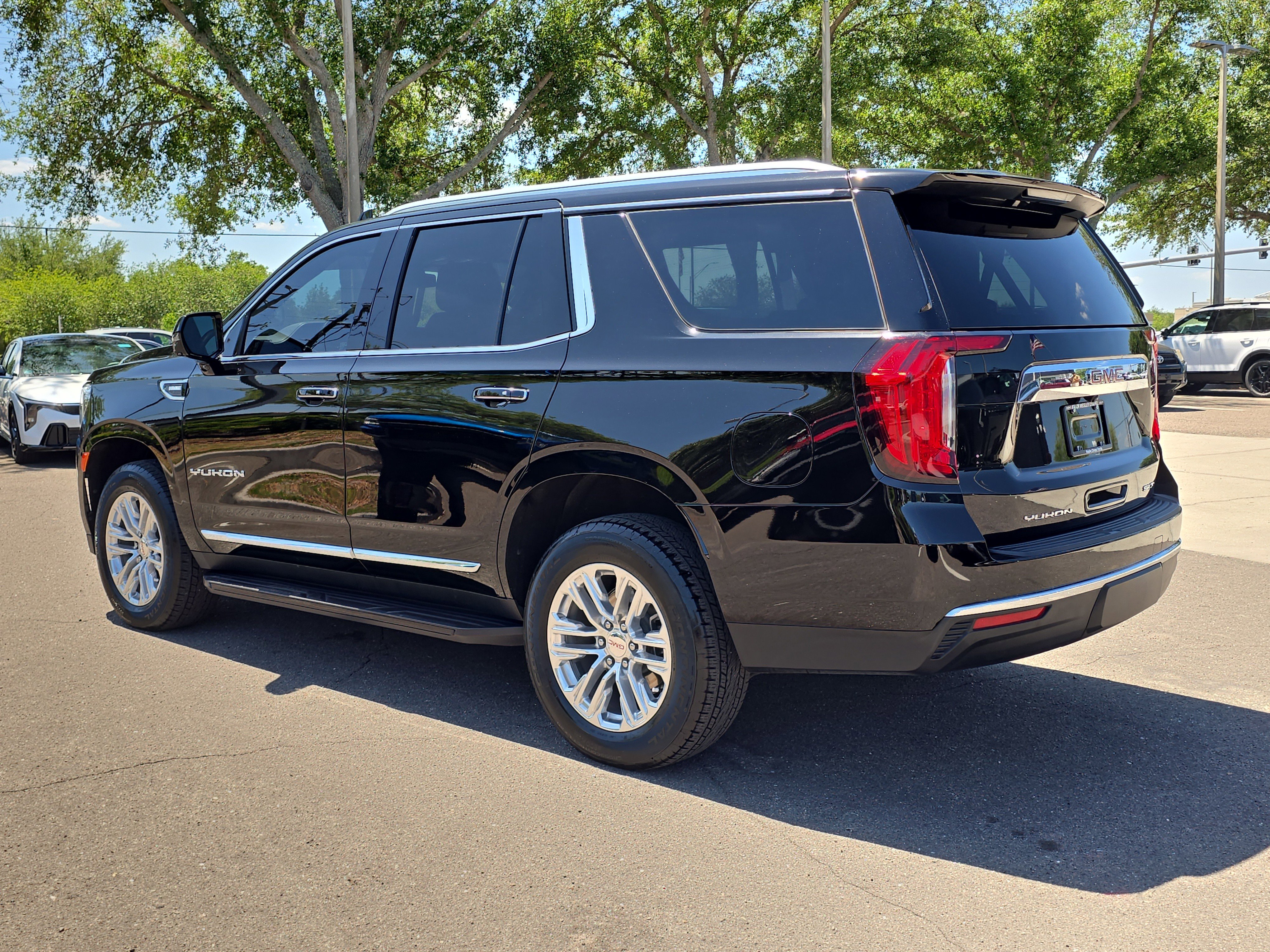 Used 2023 GMC Yukon SLT w/ SLT Luxury Package AWD/4WD image 6