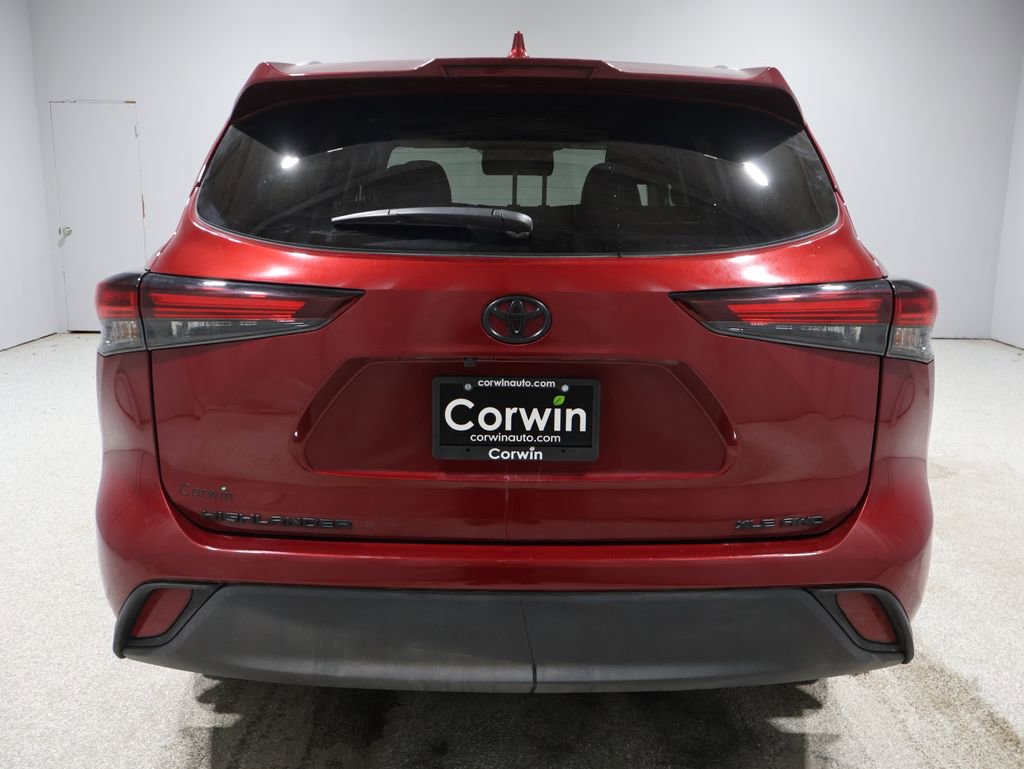 Used 2024 Toyota Highlander XLE image 3