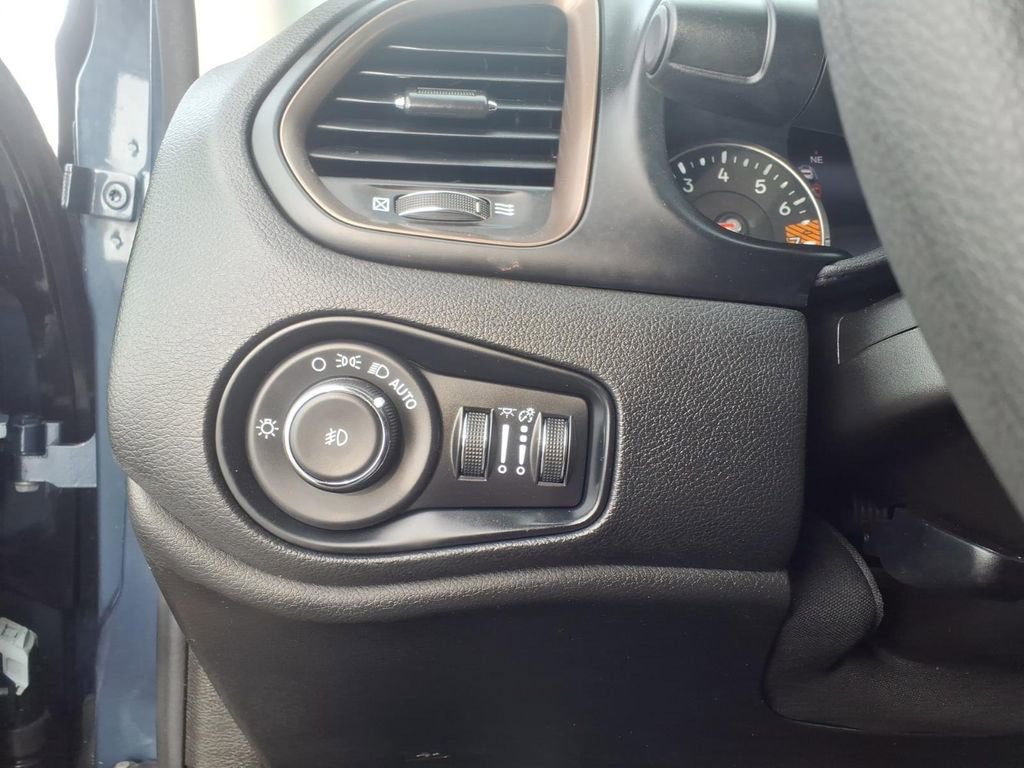 Used 2023 Jeep Renegade Latitude AWD/4WD image 22