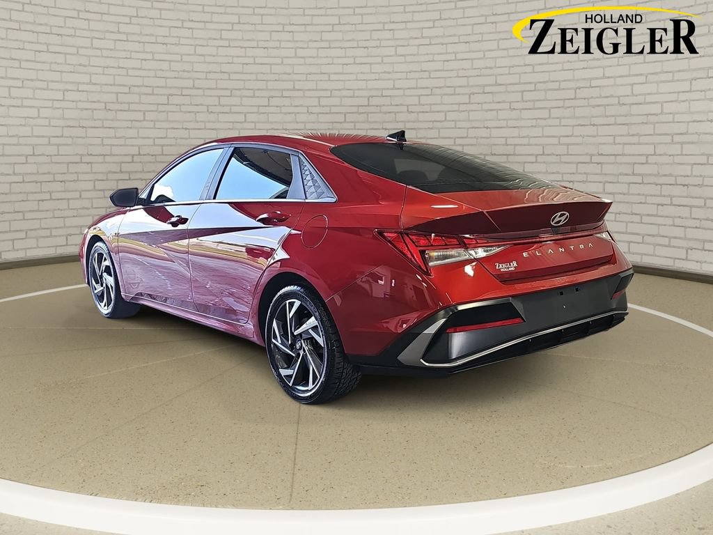 Certified 2025 Hyundai Elantra SEL FWD image 11