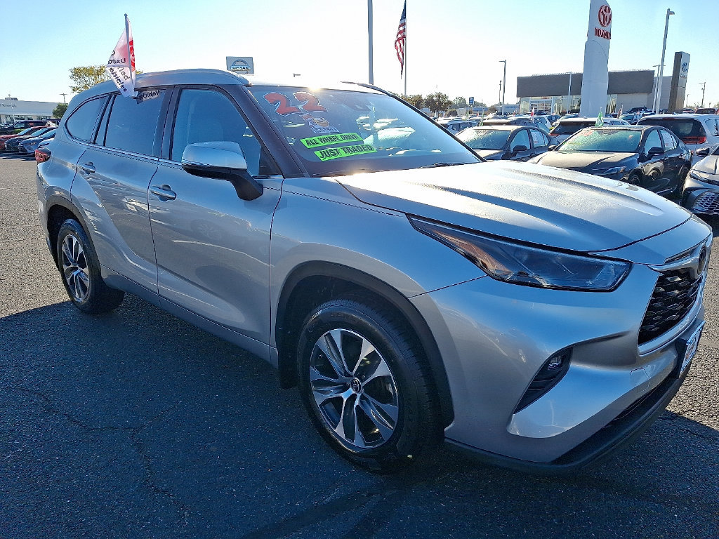 Certified 2022 Toyota Highlander XLE AWD/4WD image 3