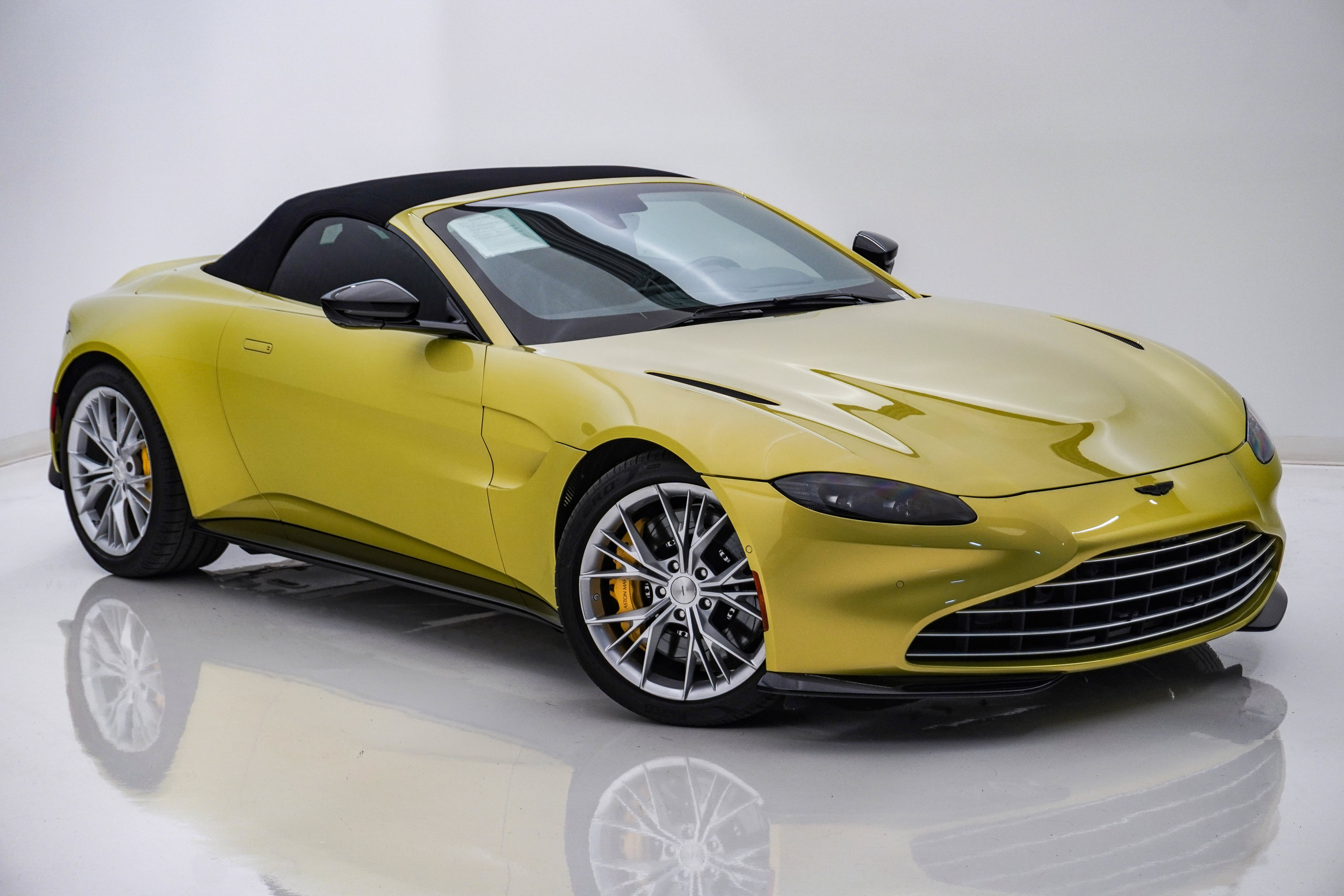 Used 2023 Aston Martin V8 Vantage Roadster RWD image 7
